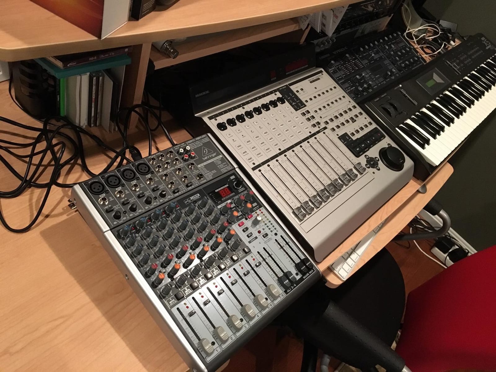 Behringer XENYX X1204USB Premium 12-Input 2/2-Bus Mixer with XENYX Mic Preamps and Compressors, British EQ, 24-Bit Multi-FX Processor and USB/Audio Interface customer photo 1