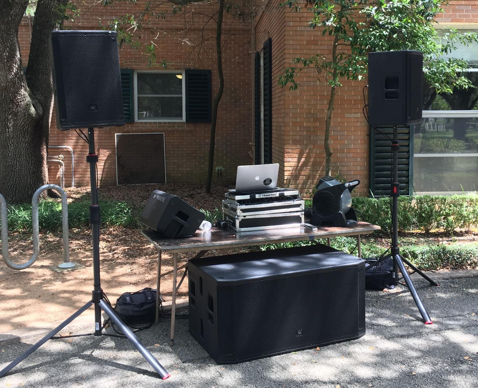 Gator Frameworks ID Series Speaker Stand Set with Carry Bag GFW-ID-SPKRSET | Easy Height Adjustment with Piston lift Assist & Cam Lock Supports Speakers up to 120 lb. customer photo 1