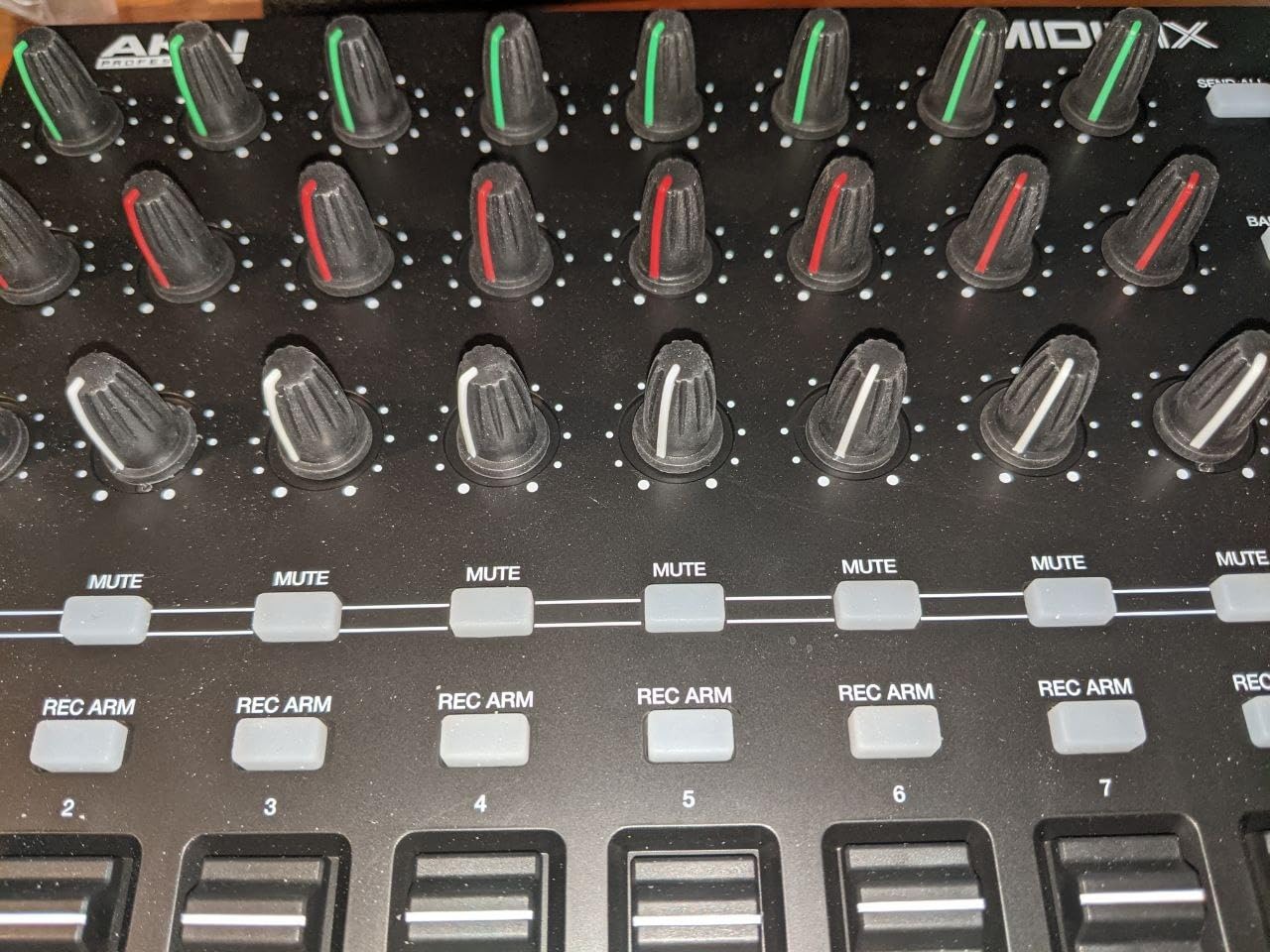 Akai Professional MIDImix - USB MIDI Controller Mixer with Assignable Faders and Master Fader, 24 Knobs and 16 Buttons, 1 to 1 Mapping With Ableton Live customer photo 2