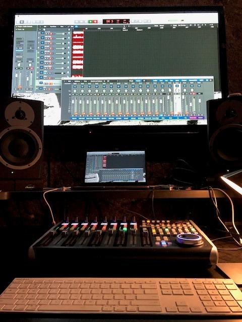 Behringer X-TOUCH Universal Control Surface with 9 Touch-Sensitive Motor Faders, LCD Scribble Strips and Ethernet/USB/MIDI Interface customer photo 2