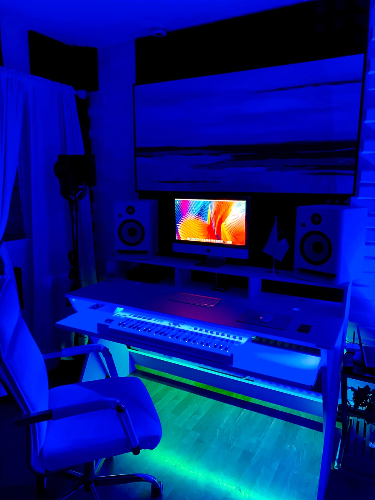 Glorious Sound Desk Pro Professional Studio Workstation, Black customer photo 1
