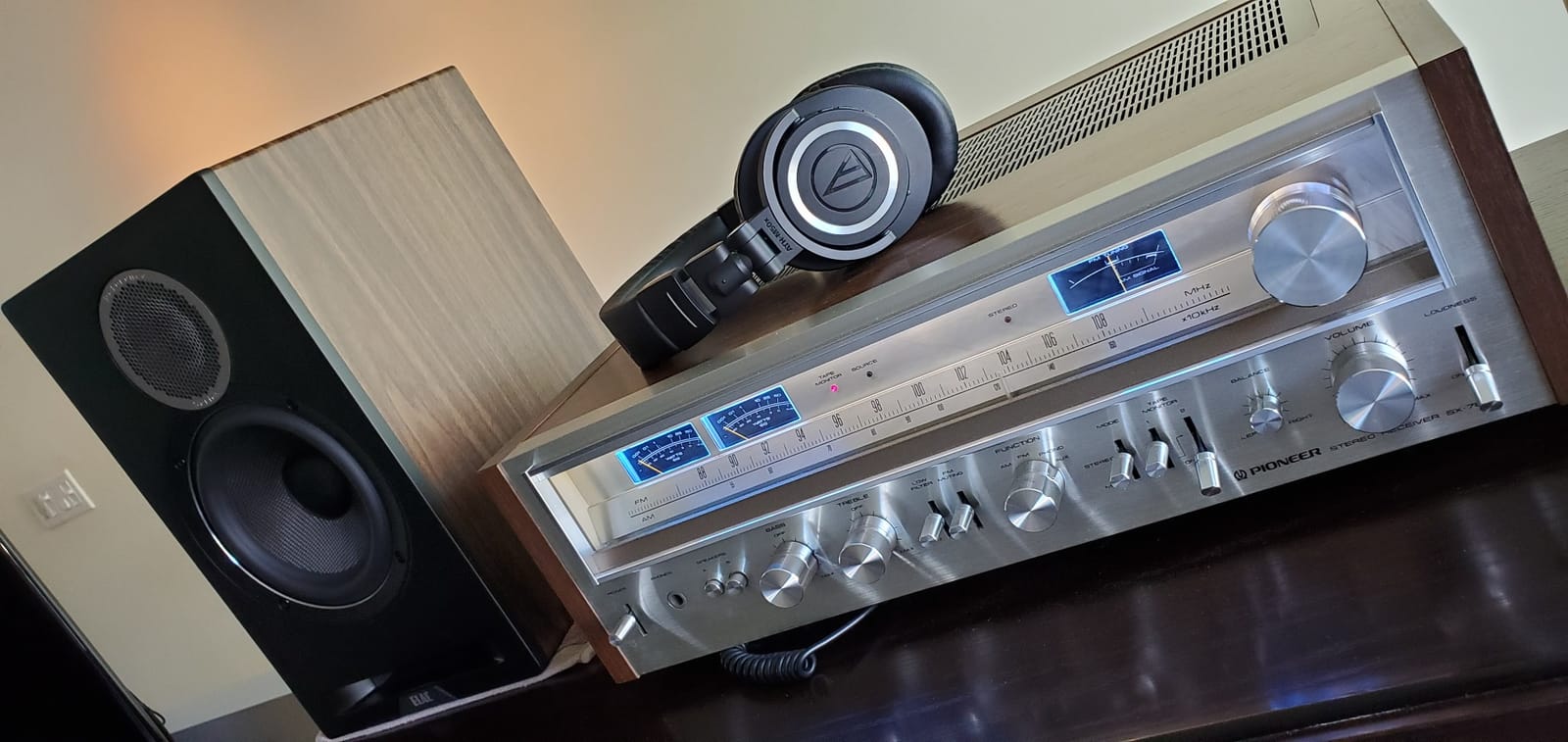 Debut Reference B6.2 Bookshelf Speakers - (Pair) Black Baffle, Walnut Cabinet customer photo 1