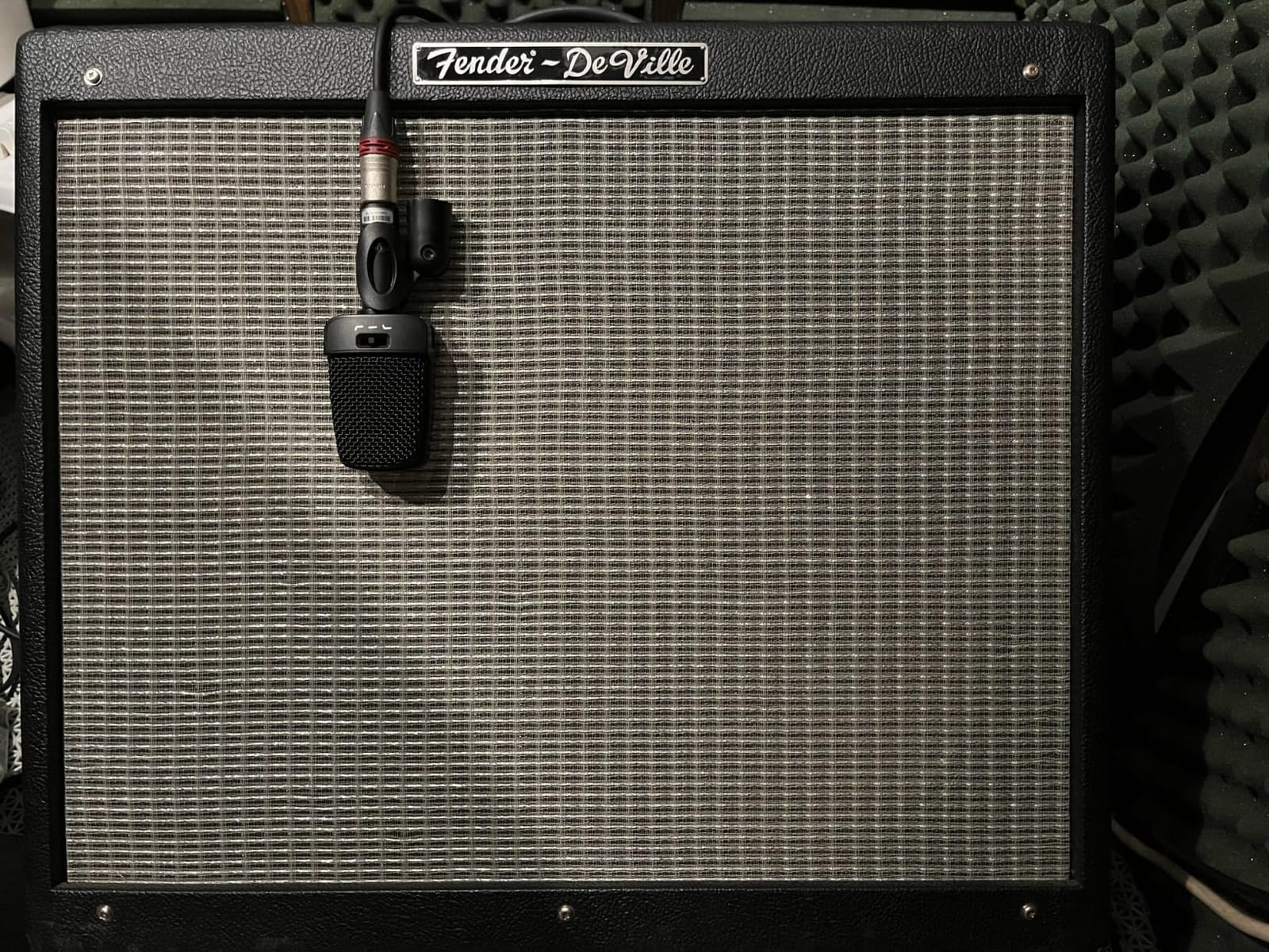 Behringer B 906 Dynamic Microphone for Instrument and Vocal Applications | Supercardioid dynamic microphone with presence filter and XLR connector for guitar amps, drums and vocals customer photo 2