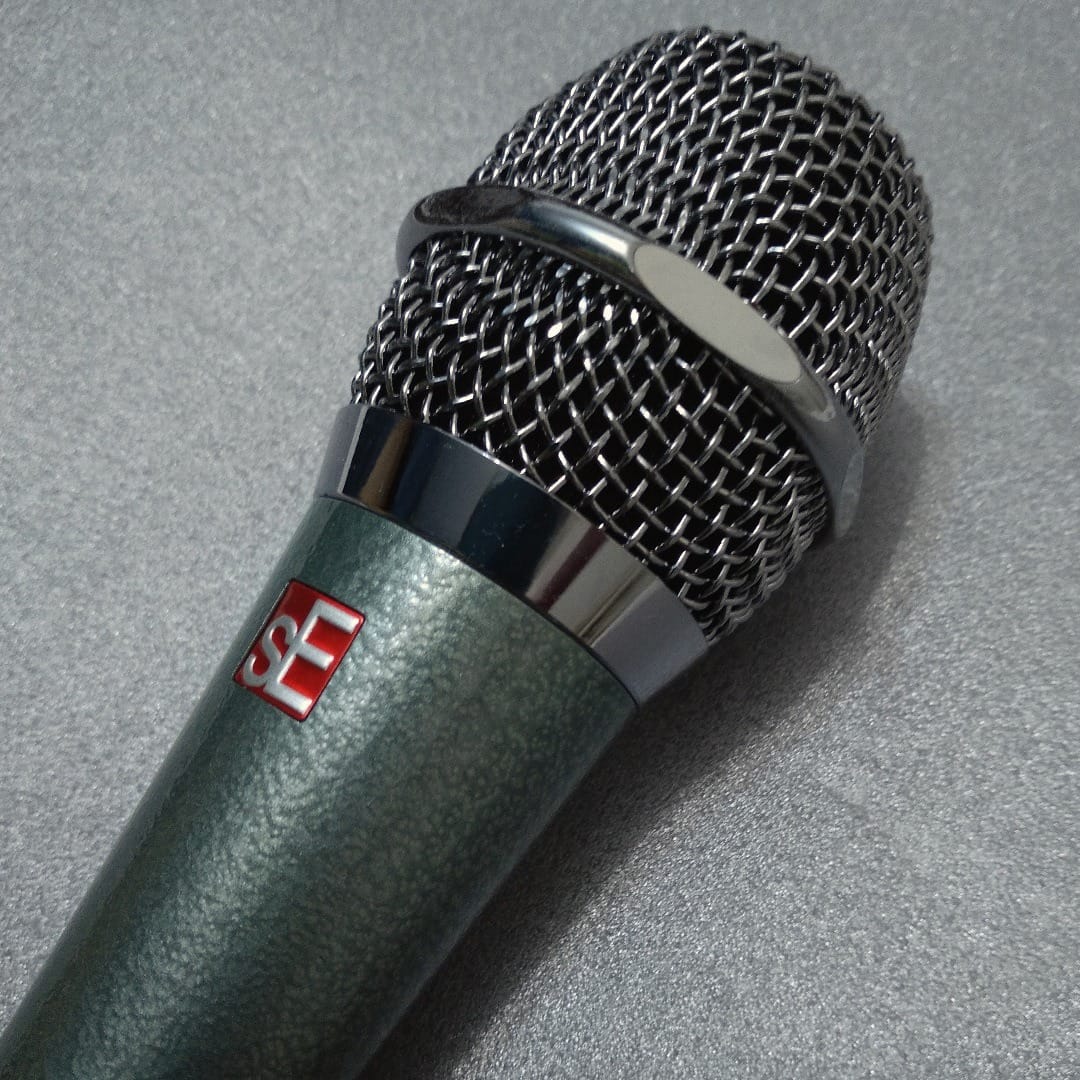 SE ELECTRONICS V7 Dynamic Microphone for Singing, Speech & Studio Recording - XLR Handheld Professional Microphone with Supercardioid Aluminum Voice Coil for Huge Gain Before Feedback - Vintage customer photo 1