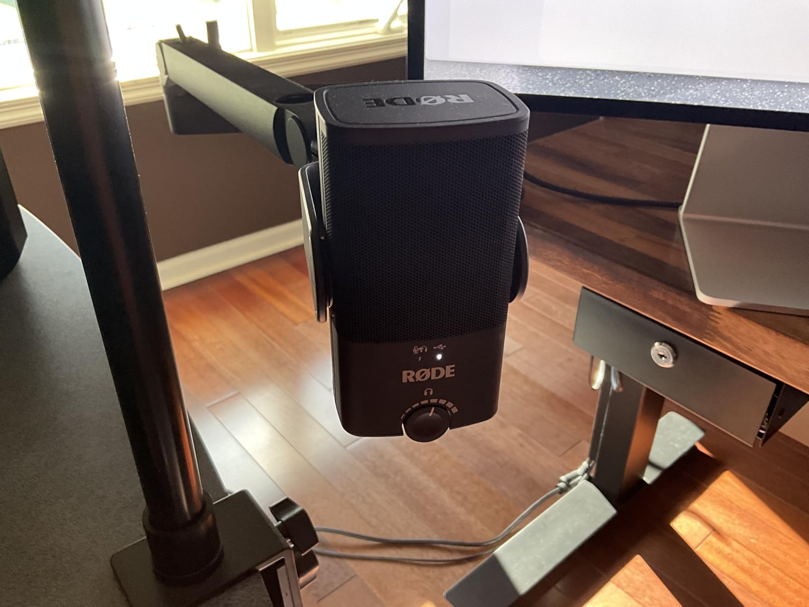 Elgato Wave Mic Arm Low Profile Microphone Boom Arm | Sits below shoulder line, 360-degree rotation, Magnetic cable channels, All-metal build customer photo 1