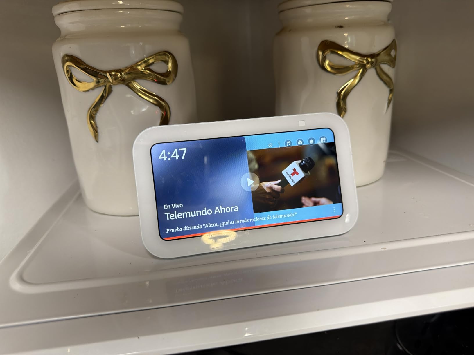 Amazon Echo Show 5 (newest model), Smart display, Designed for Alexa+, 2x the bass and clearer sound, Charcoal customer photo 2