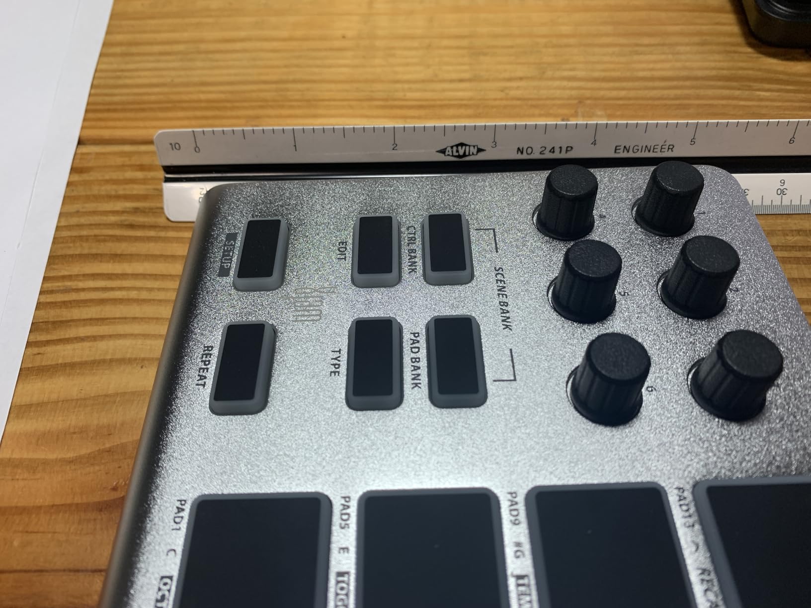 Xjam Mobile Studio MIDI Pad Controller - Apple-style ultra-thin aluminum frame, velocity-sensitive, polyphonic aftertouch, plug & play on iPad, iPhone, Mac, PC customer photo 1