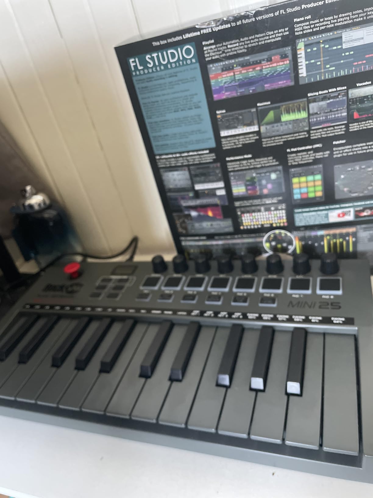 RockJam RJMK25 25 Key USB MIDI Keyboard Controller with Drum Pads | Rechargeable USB MIDI controller with 25 velocity sensitive mini keys, 8 backlit drum pads and 8 control knobs customer photo 1