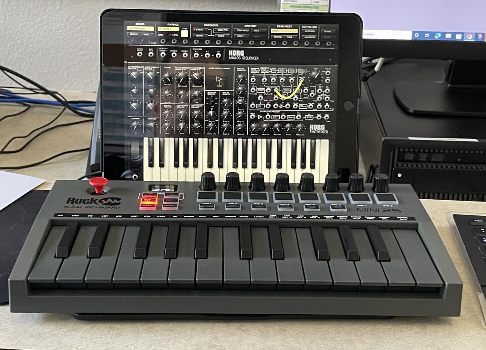 RockJam RJMK25 25 Key USB MIDI Keyboard Controller with Drum Pads | Rechargeable USB MIDI controller with 25 velocity sensitive mini keys, 8 backlit drum pads and 8 control knobs customer photo 2