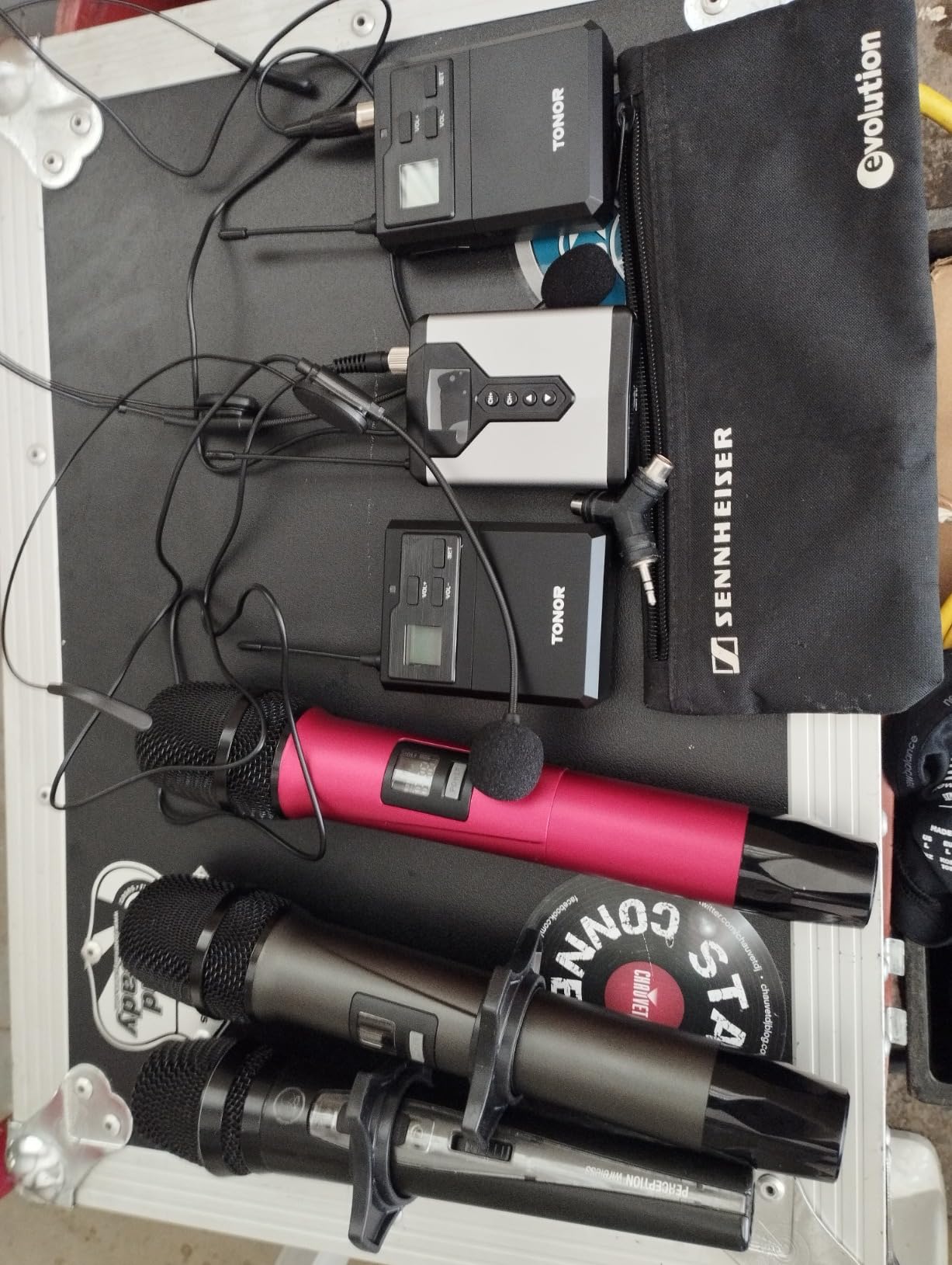 TONOR UHF Wireless Microphone System, 1 Set of Bodypack & Lavalier Mic | UHF Headset Lapel Mic, Rechargeable Receiver, 15 Channels 60 m/200ft Range 1/4