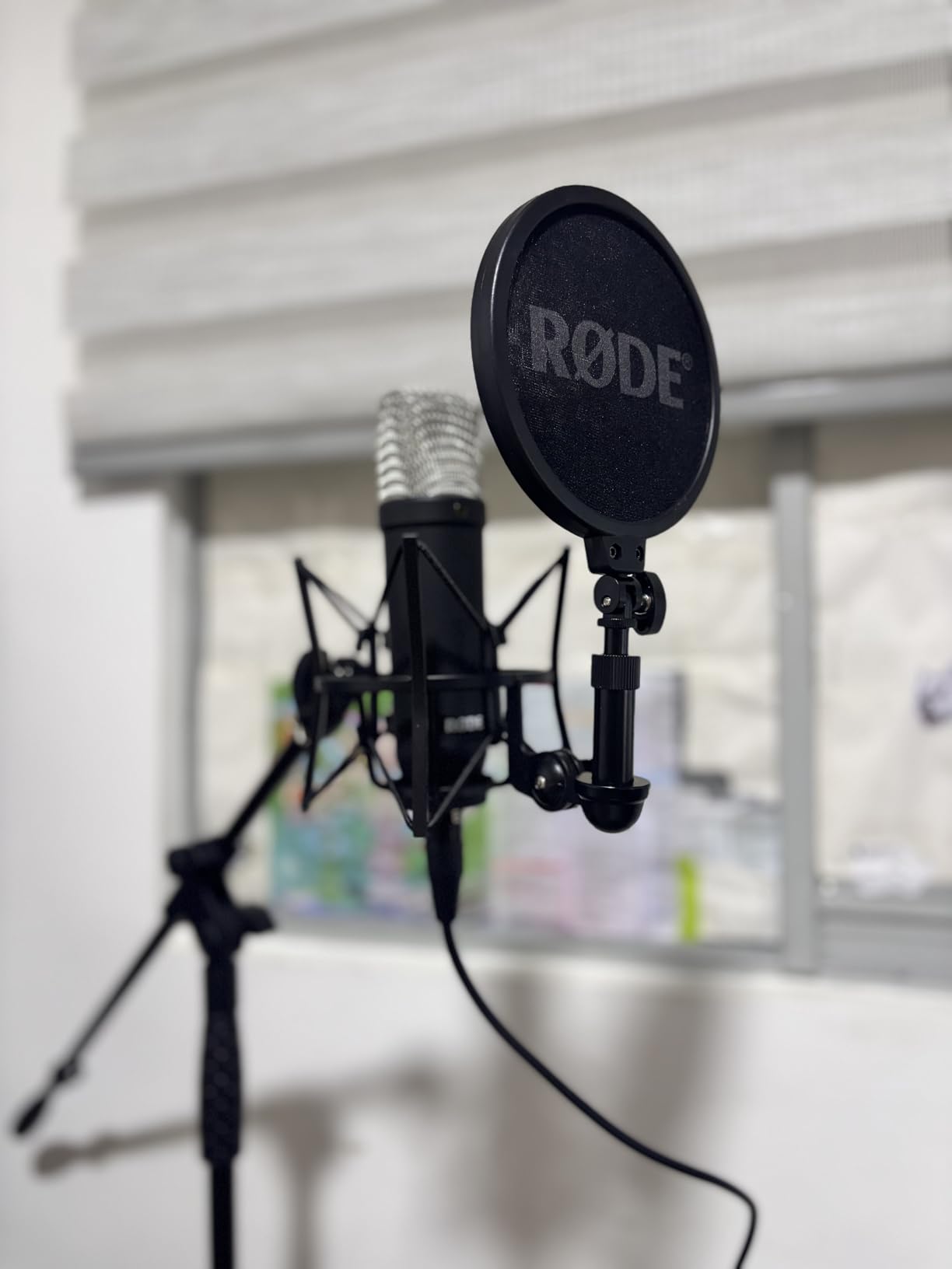 RODE NT1 Signature Series Large-Diaphragm Condenser Microphone with Shock Mount, Pop Filter and XLR Cable for Music Production, Vocal Recording, Streaming and Podcasting customer photo 1
