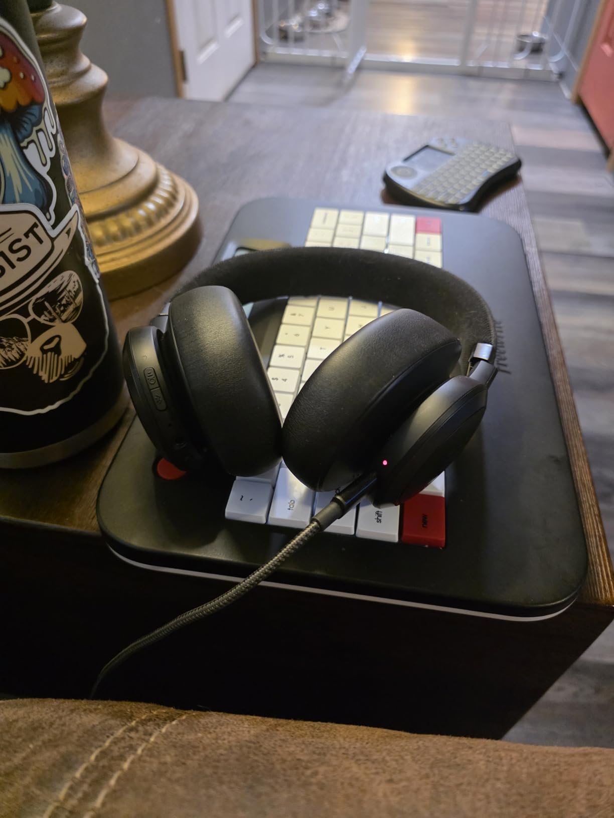 JBL Live 770NC Wireless Over-Ear Headphones with True Adaptive Noise Cancelling customer photo 1