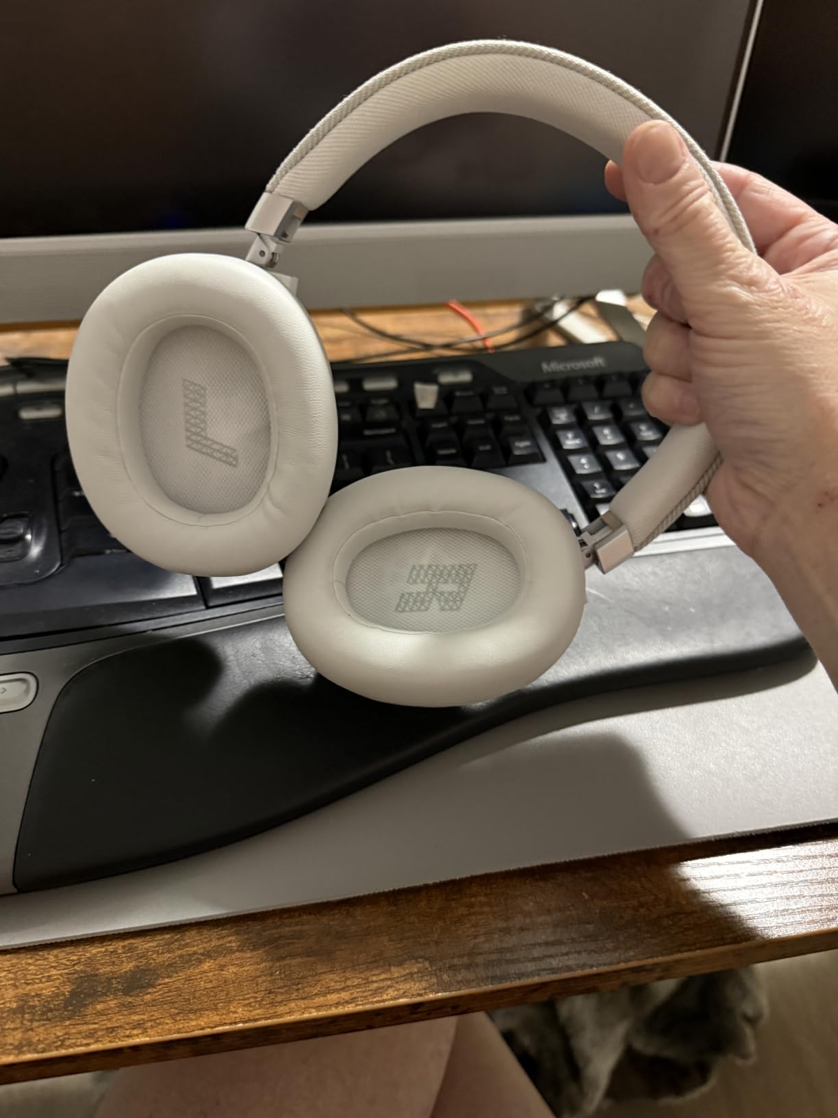 JBL Live 770NC Wireless Over-Ear Headphones with True Adaptive Noise Cancelling customer photo 2