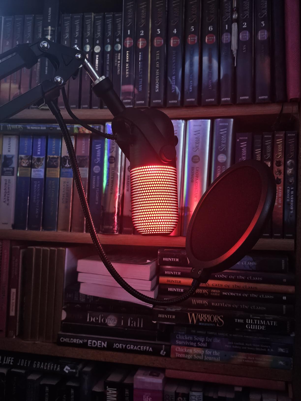 Razer Seiren V3 Chroma RGB, Stream & Game Reactive, USB Microphone, Black | Tap-to-Mute Sensor, Condenser Mic, Digital Gain Limiter & Shock Absorber, Works with OBS, Discord, Zoom, Teams customer photo 1