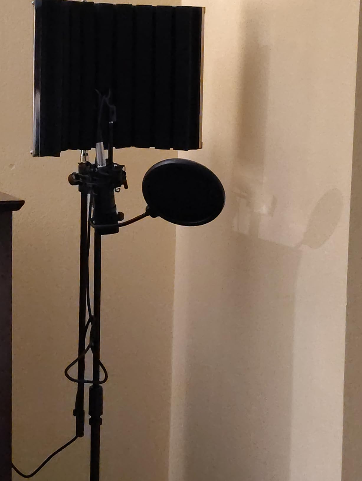 LyxJam 2x2 USB Audio Interface Recording Bundle w/Cardioid Condenser Mic, Isolation Shield Booth, Pop Filter, Shockmount, Stand, XLR & TRS Cables, Studio Headphones & Waveform OEM Creative Software customer photo 2