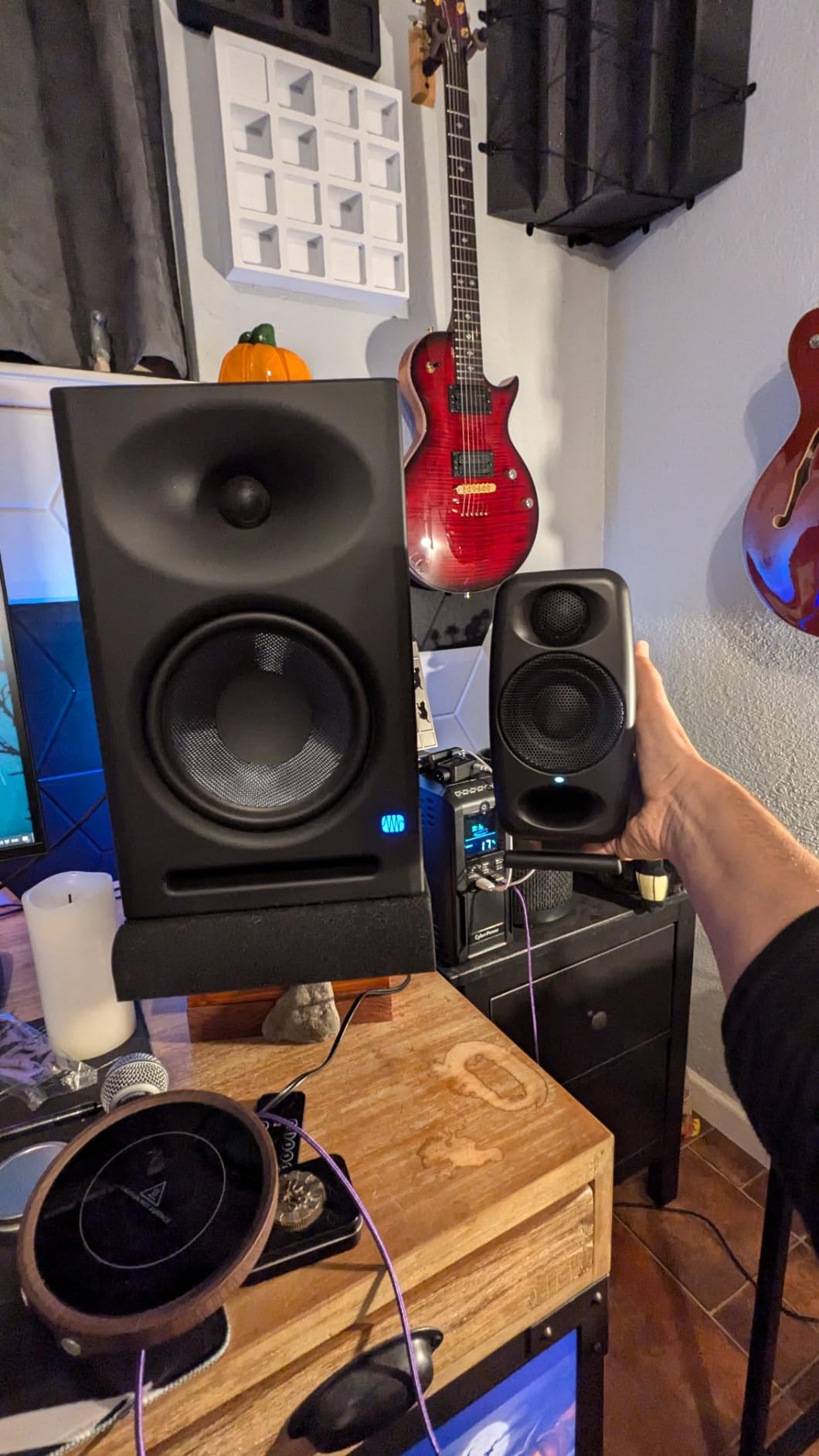 IK Multimedia Premium Version iLoud Micro Monitor Pro Black (Pair) 100 Watt Portable & Powerful Reference Studio Monitor, Class D High-Efficiency Amplifier, Custom-Made Drivers for Music Mixing customer photo 1