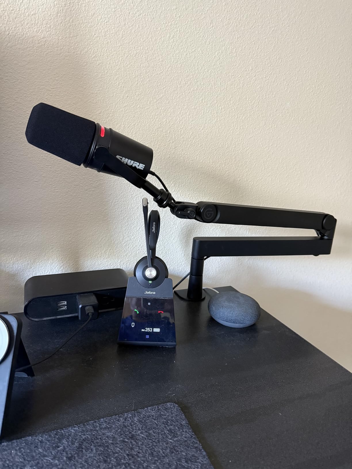 Elgato Wave Mic Arm Pro, Gas Spring Microphone Arm | Supports up to 3kg, Silent gas-spring adjustment, Hidden cable channels, Padded clamp customer photo 2