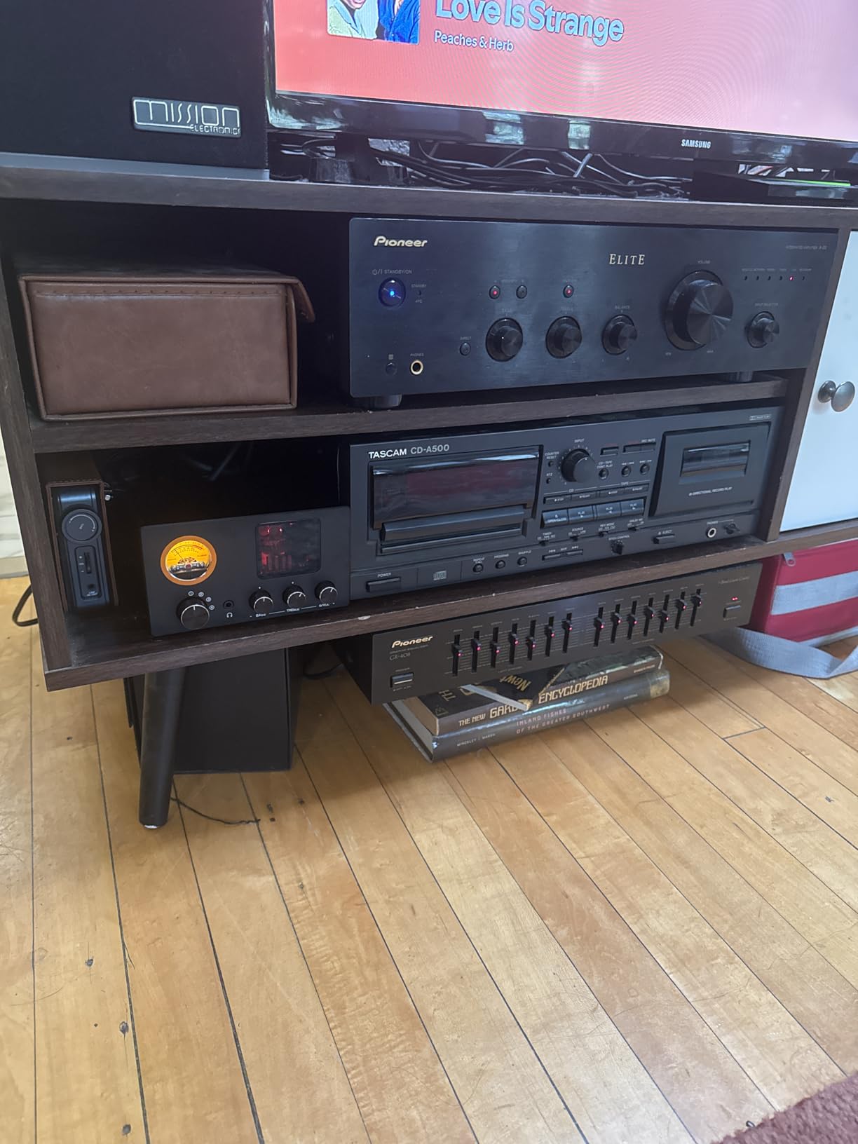 Douk Audio Vacuum Tube Preamp: Headphone Amp with VU Meter, 4-Way RCA Selector Switch Box, Preamplifier with Tone Control for Receivers, Amplifiers, Speakers, 16-600Ω Headphones (TUBE-T5C) customer photo 2