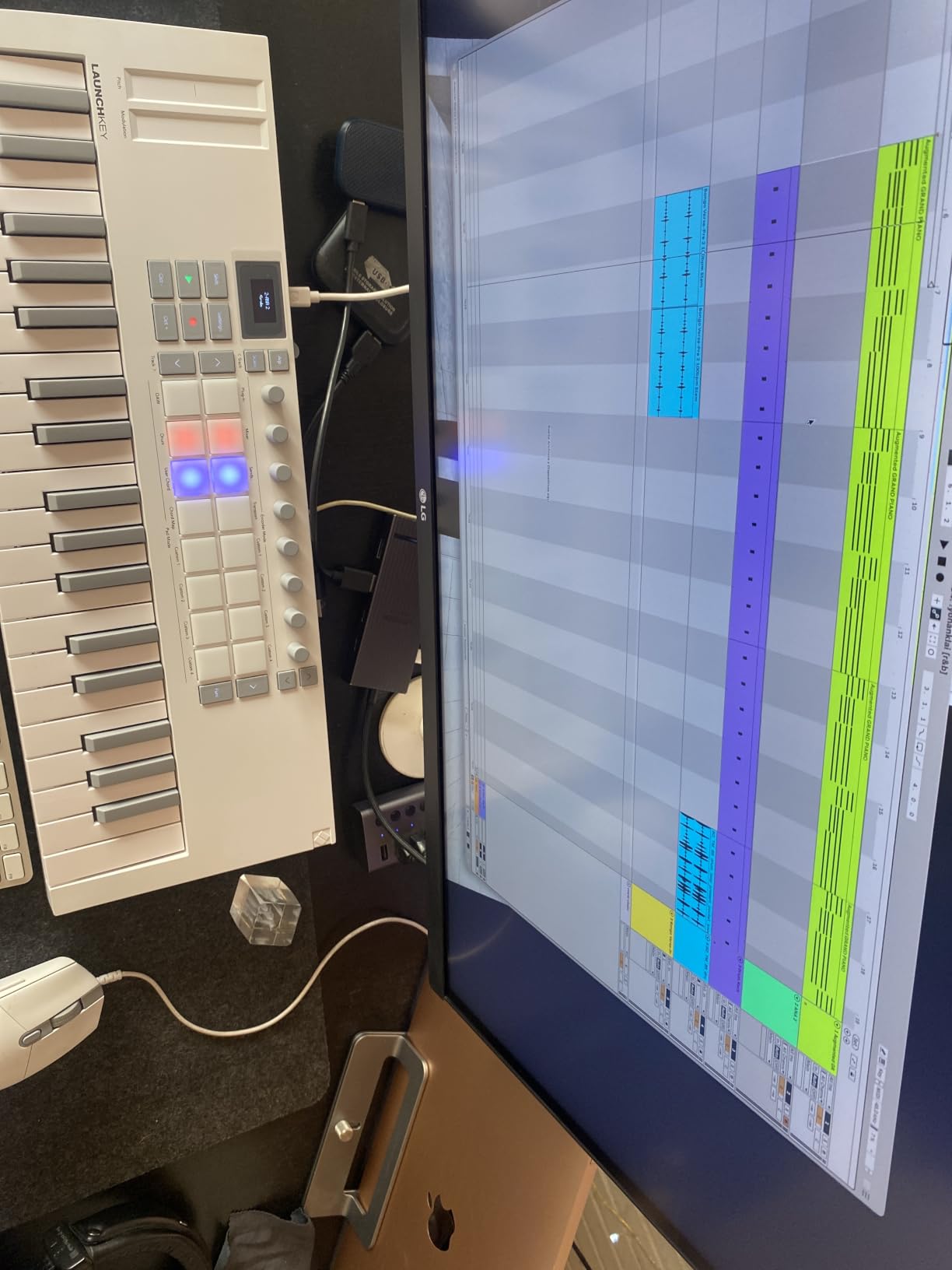 Novation Launchkey Mini 37 MK4 White USB MIDI Keyboard Controller | USB, 37 Mini Keys, White, 16 Pads with Polyphonic Aftertouch, OLED Display, Scale and Chord Modes, Arpeggiator, MIDI customer photo 1