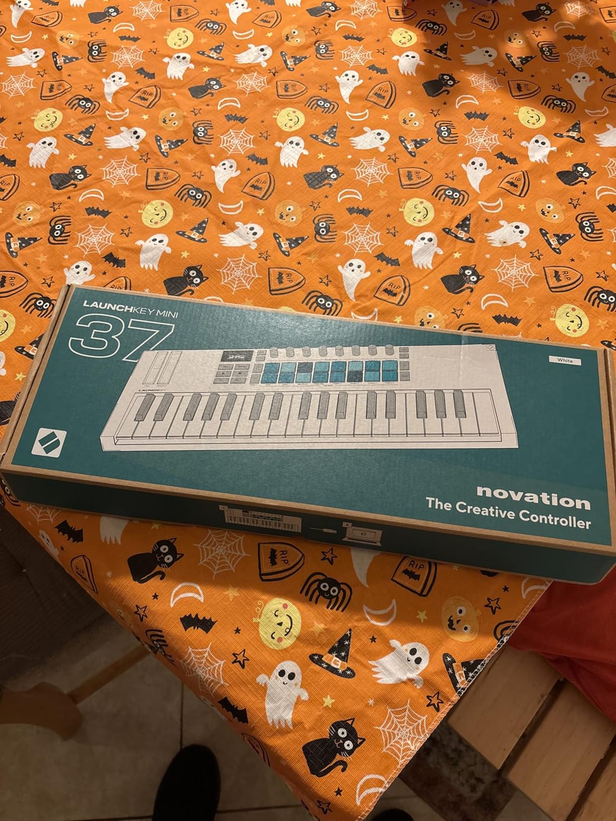 Novation Launchkey Mini 37 MK4 White USB MIDI Keyboard Controller | USB, 37 Mini Keys, White, 16 Pads with Polyphonic Aftertouch, OLED Display, Scale and Chord Modes, Arpeggiator, MIDI customer photo 2