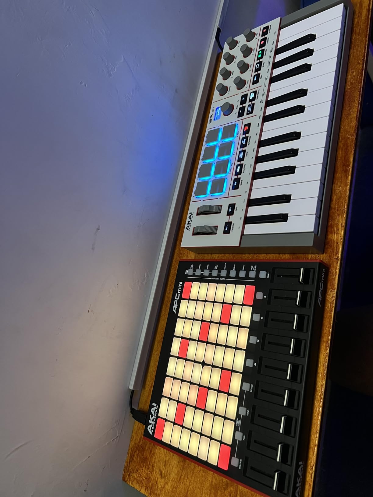 Akai Professional MPK Mini IV USB-C MIDI Keyboard Controller for Beginners and Producers - MPC Drum Pads, 360° Knobs, Pitch and Mod Wheels, Production Software, Native Instruments Sound Package, Black customer photo 1