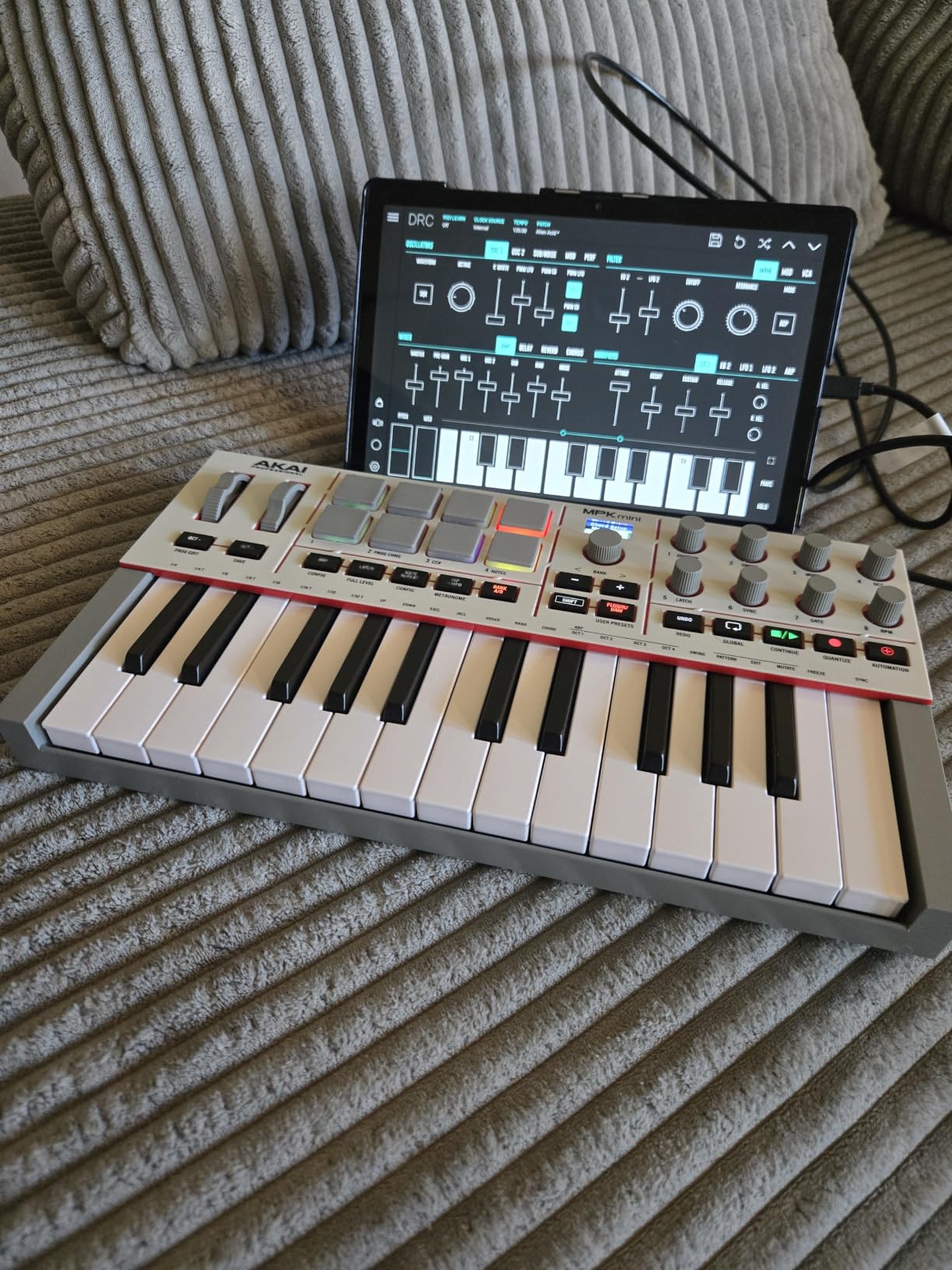 Akai Professional MPK Mini IV USB-C MIDI Keyboard Controller for Beginners and Producers - MPC Drum Pads, 360° Knobs, Pitch and Mod Wheels, Production Software, Native Instruments Sound Package, Black customer photo 2