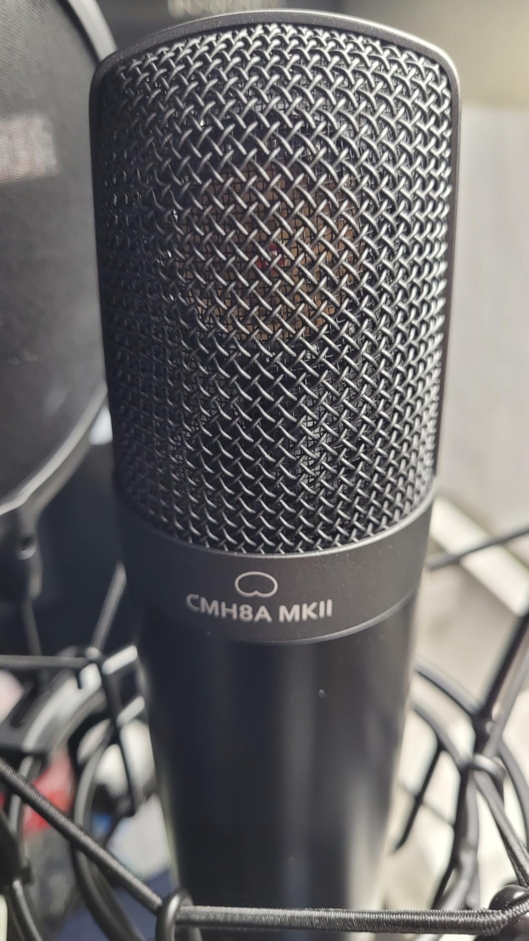 Superlux CMH8AMKII 1-Inch Cardioid Condenser Microphone Kit for Vocals | For vocalists and home studios; 1-inch gold diaphragm, 5dB(A) self-noise, shock mount, pop filter and 5m XLR cable. customer photo 1