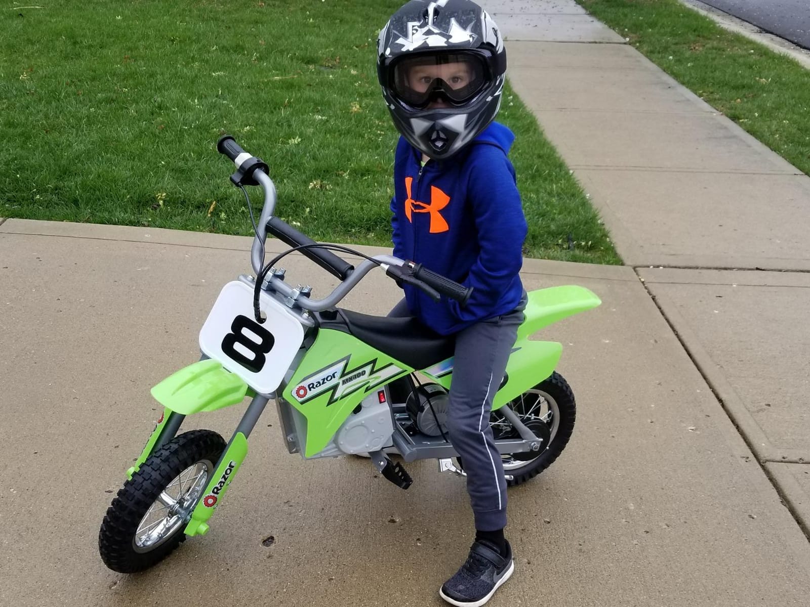 Razor MX400 Dirt Rocket Electric Bike for Kids Ages 8+, 140 Pounds Max Weight, Green – 24-Volt Battery, up to 14 Mph, 30-Minute High Speed Ride Time, Twist-Grip Throttle, 12-Inch Pneumatic Tires customer photo 2