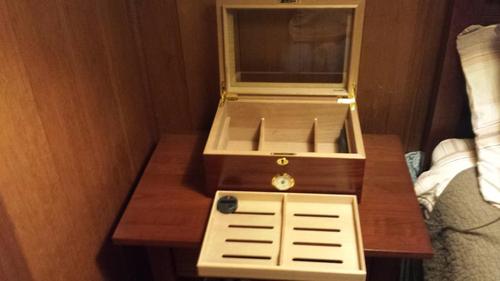 Quality Importers Milano Glasstop Cigar Humidor, Rosewood, Spanish Cedar Tray with Divider, Holds 75-100 Cigars customer photo 1