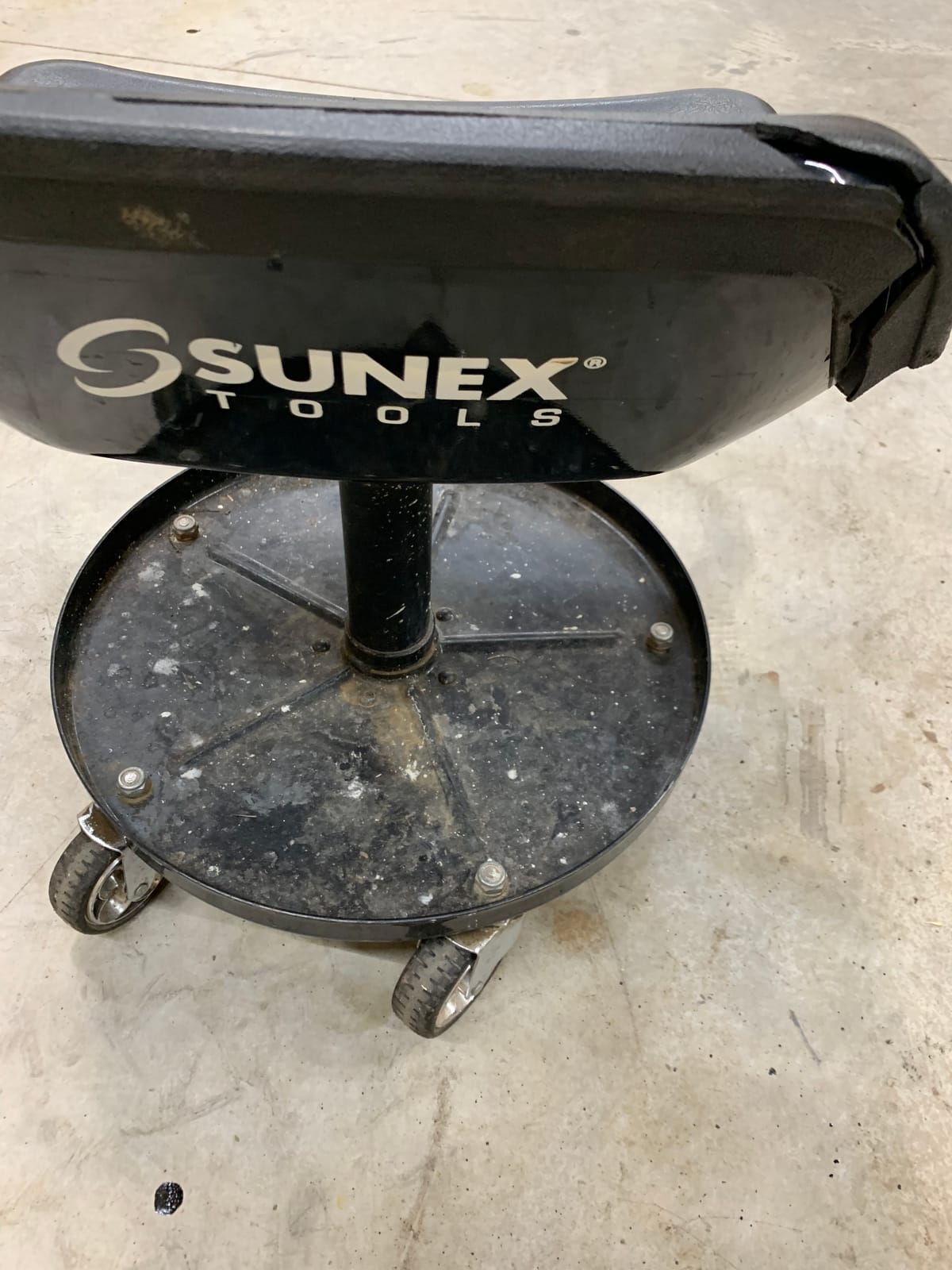 SUNEX TOOLS 8514 300-Pound Capacity Telescoping Tractor Seat with Parts Tray and 3.5-Inch Heavy Duty Casters customer photo 2