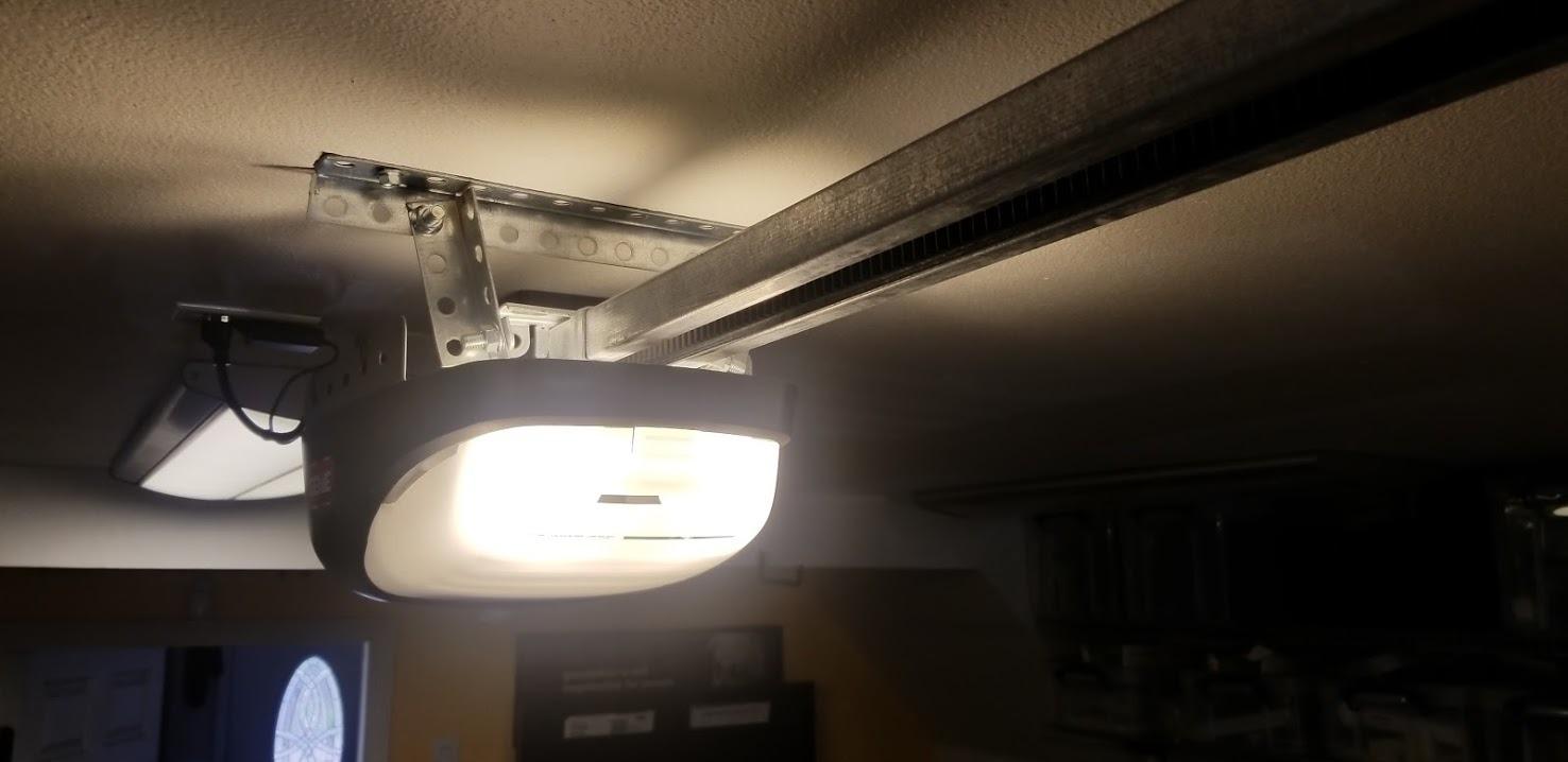 Genie SilentMax 1200 Model 4042-TKH Garage Door Opener with Motion Detection Lighting, Ultra-Quiet Steel-Reinforced Belt Drive, 140V DC Motor, 3/4 + HPc 140V Belt Drive, Gray customer photo 1