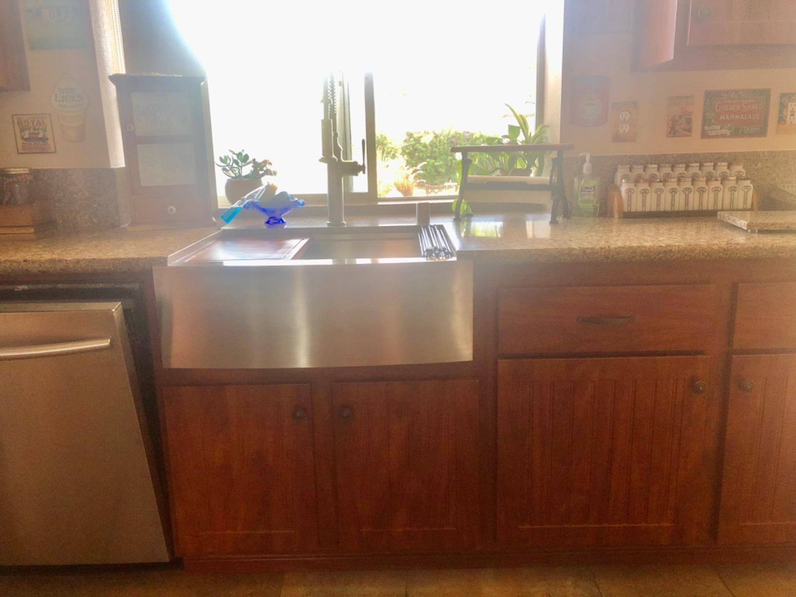 Ruvati 33-in 16-Gauge Apron-Front Farmhouse Workstation Sink - RVH9200 customer photo 2