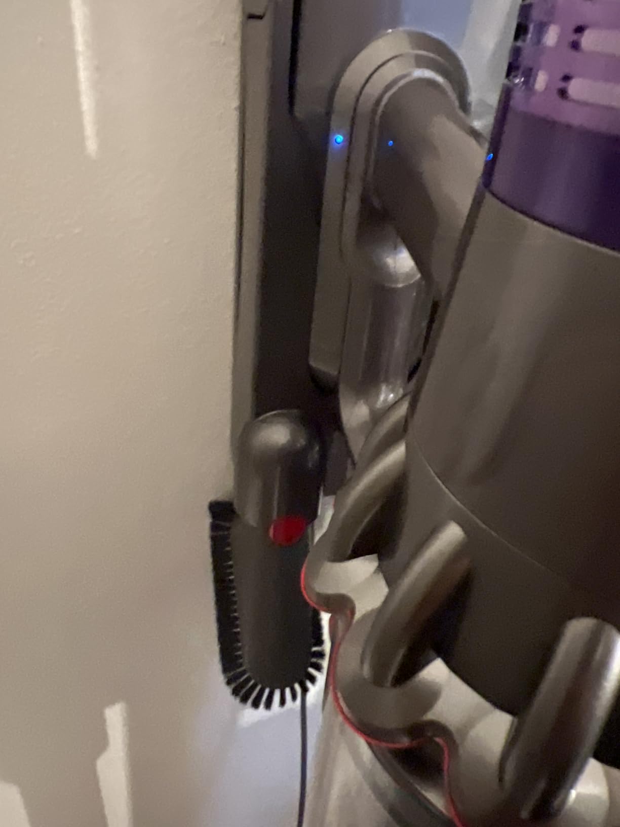 Dyson V11 Origin Cordless Vacuum, 185AW, 3 Power Modes, Up to 60 Minutes, Deep Cleans Hard Floors and Carpets, Detangles Pet Hair, Converts to Handheld customer photo 2
