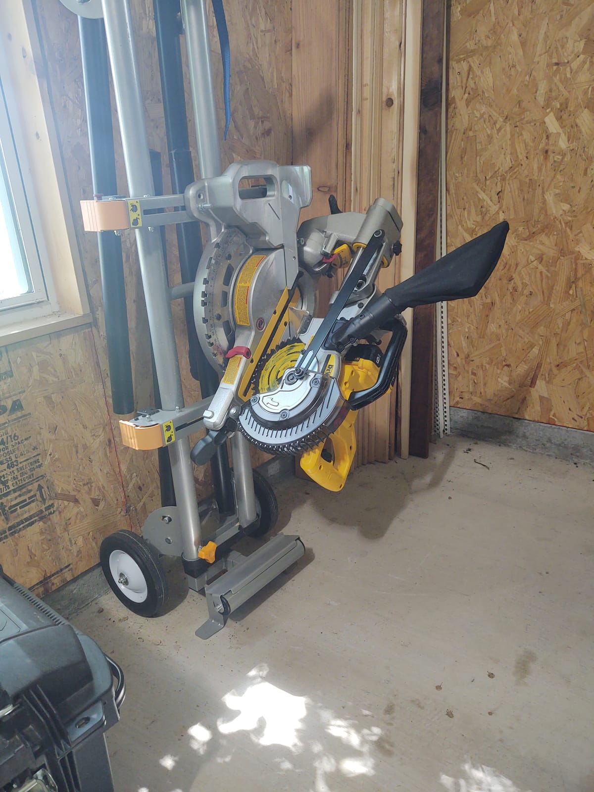 DEWALT 20V MAX 7-1/4-Inch Miter Saw, Tool Only, Cordless (DCS361B) customer photo 2