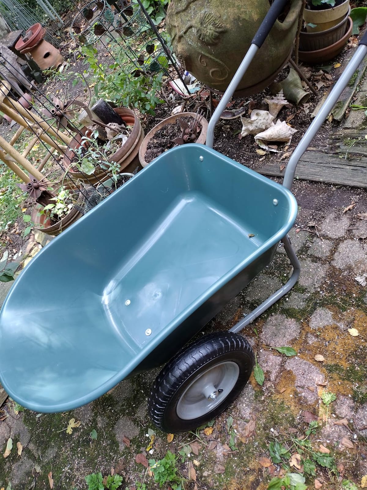 Best Choice Products Dual-Wheel Home Utility Yard Wheelbarrow Garden Cart w/Built-in Stand for Lawn, Gardening, Construction - Green customer photo 1