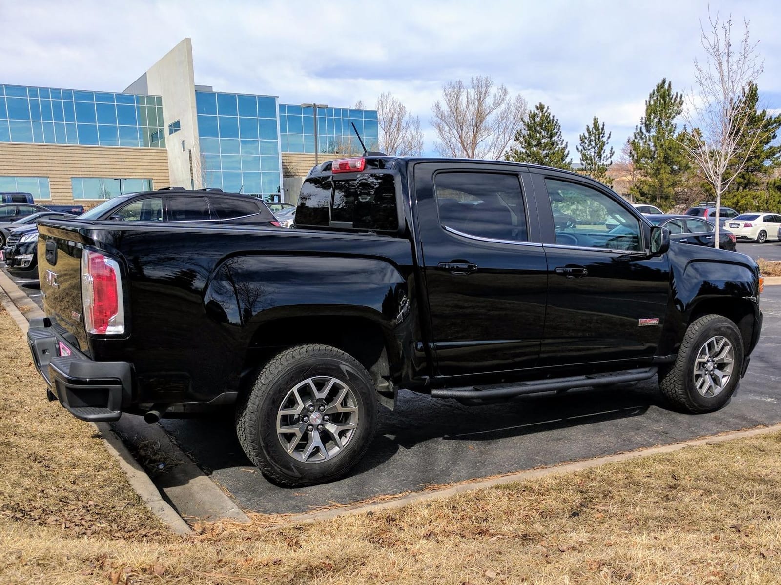 Tyger Auto Star Armor Compatible with 2015-2026 Chevy Colorado GMC Canyon | Crew Cab | TG-AM2C20178 | Side Step Rails Nerf Bars Running Boards customer photo 1