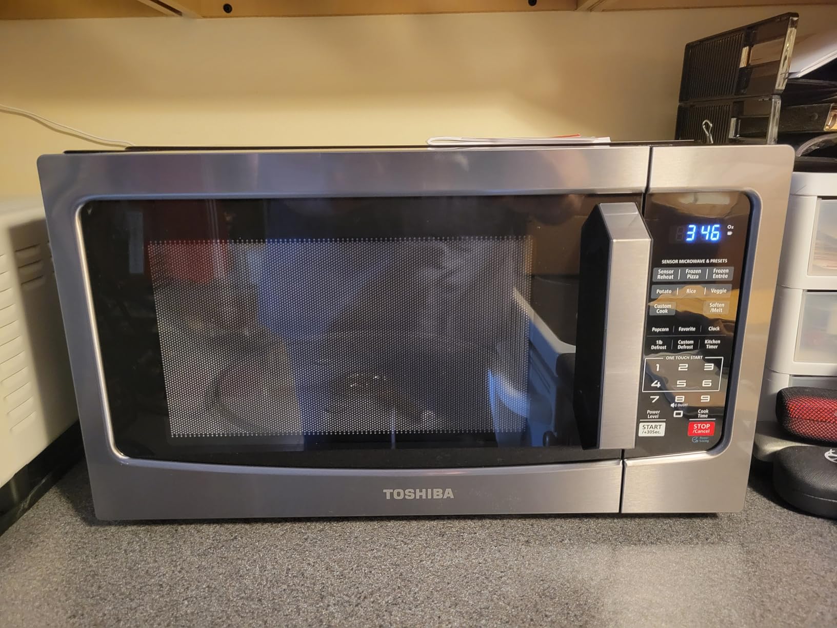 TOSHIBA Countertop Microwave Oven, 1.2 Cu.Ft, 1000W, Black customer photo 1