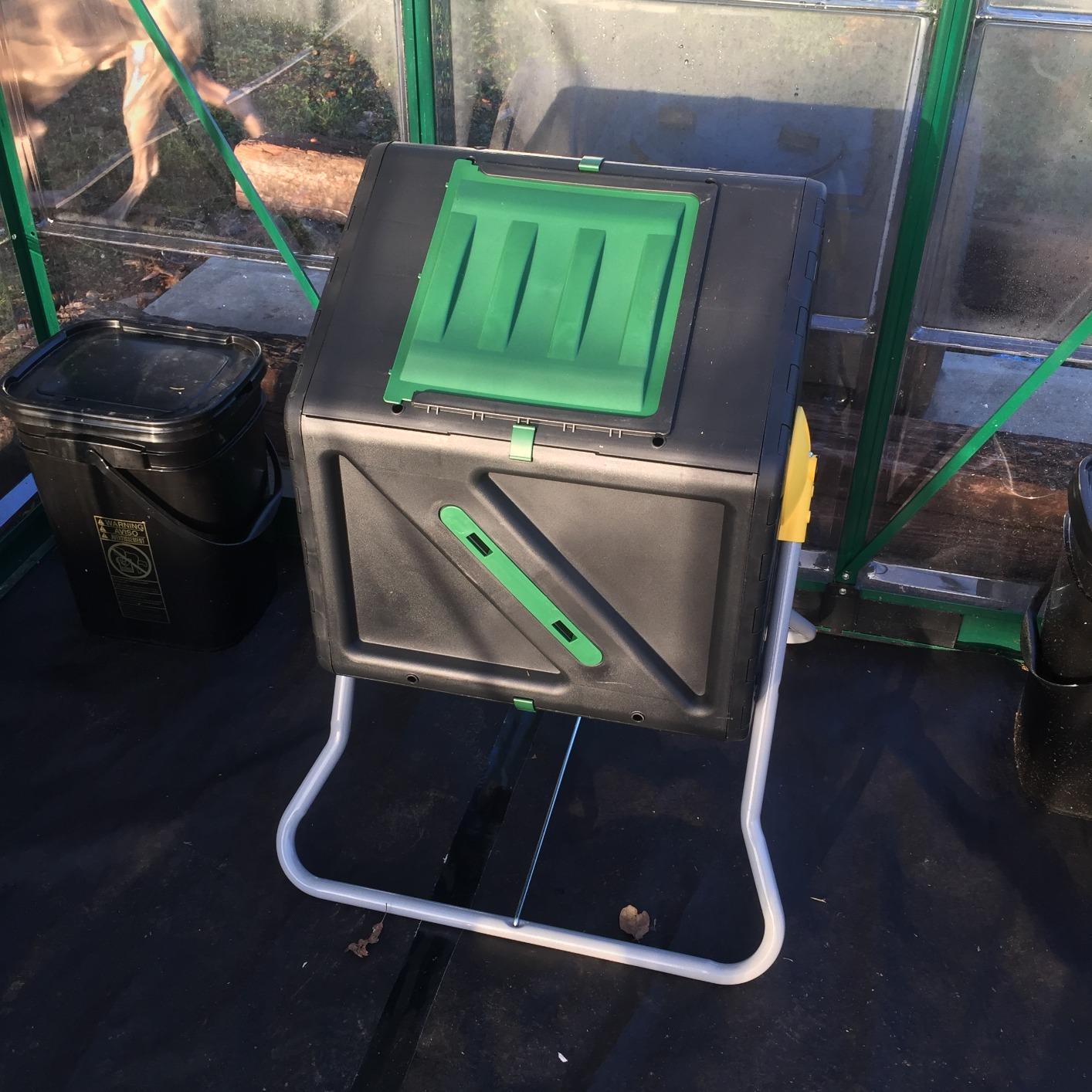 Miracle-Gro Dual Chamber Compost Tumbler – Easy-Turn, Heavy-Duty Outdoor Bin Composter with 2 Sliding Doors (2x18.5 Gal/70L customer photo 1