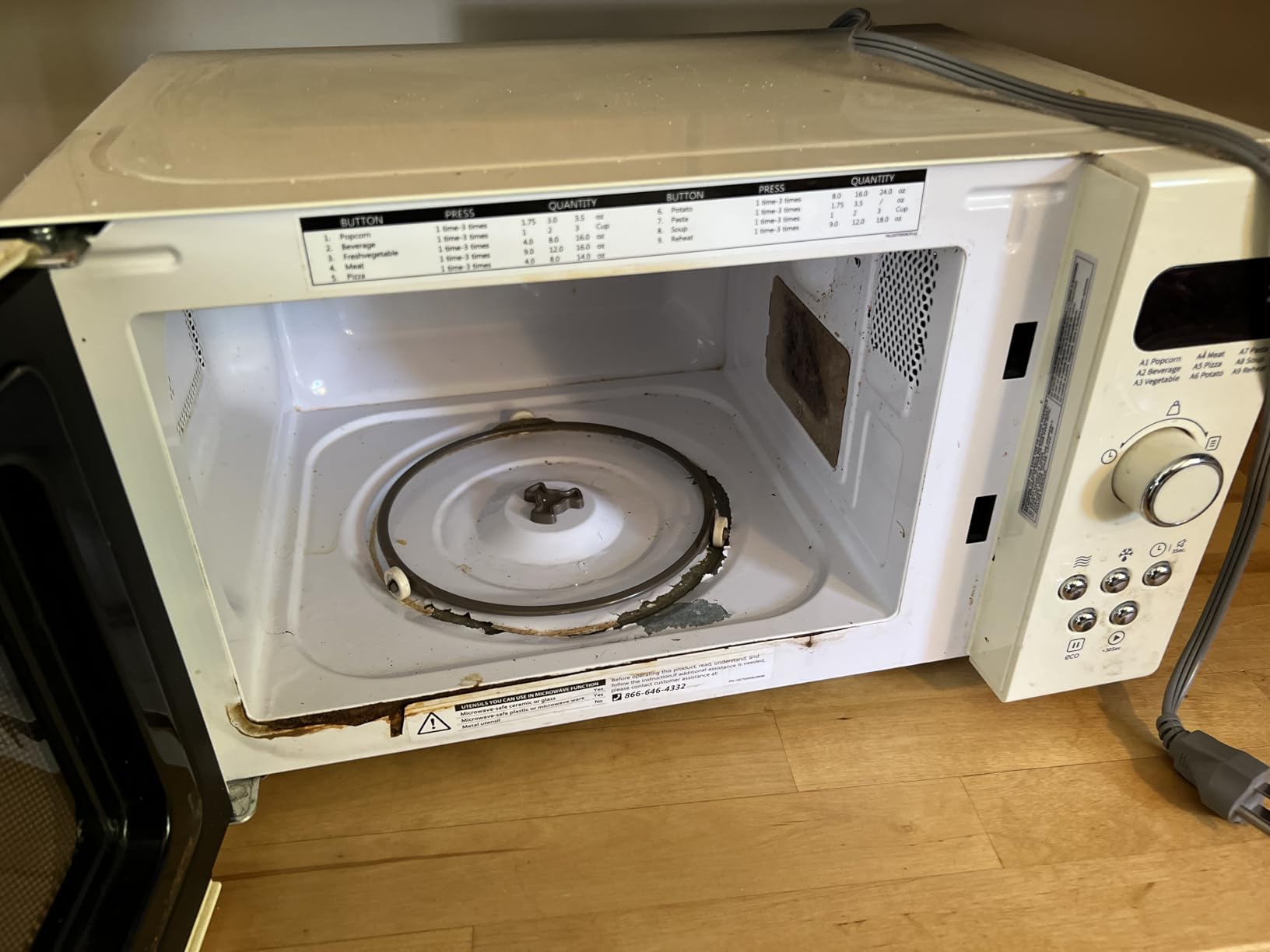 COMFEE' Countertop Microwave Oven, 0.7 Cu.Ft, 700W,Pearl White, ECO Mode customer photo 1