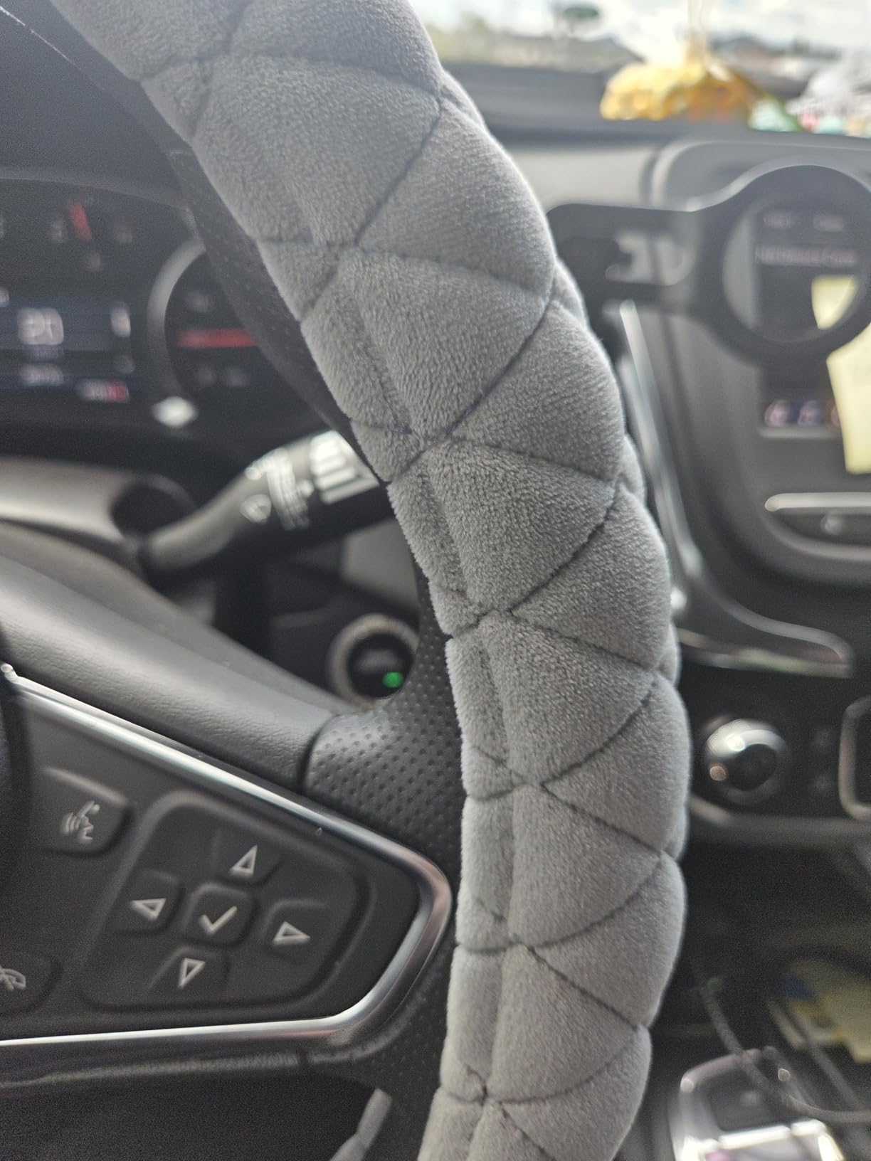 HAOKAY Luxury Fluffy Steering Wheel Cover for Men Women,Soft Warm Short Plush Steering Wheel Cover Gray Fuzzy with Universal 14.5-15 Inch customer photo 2