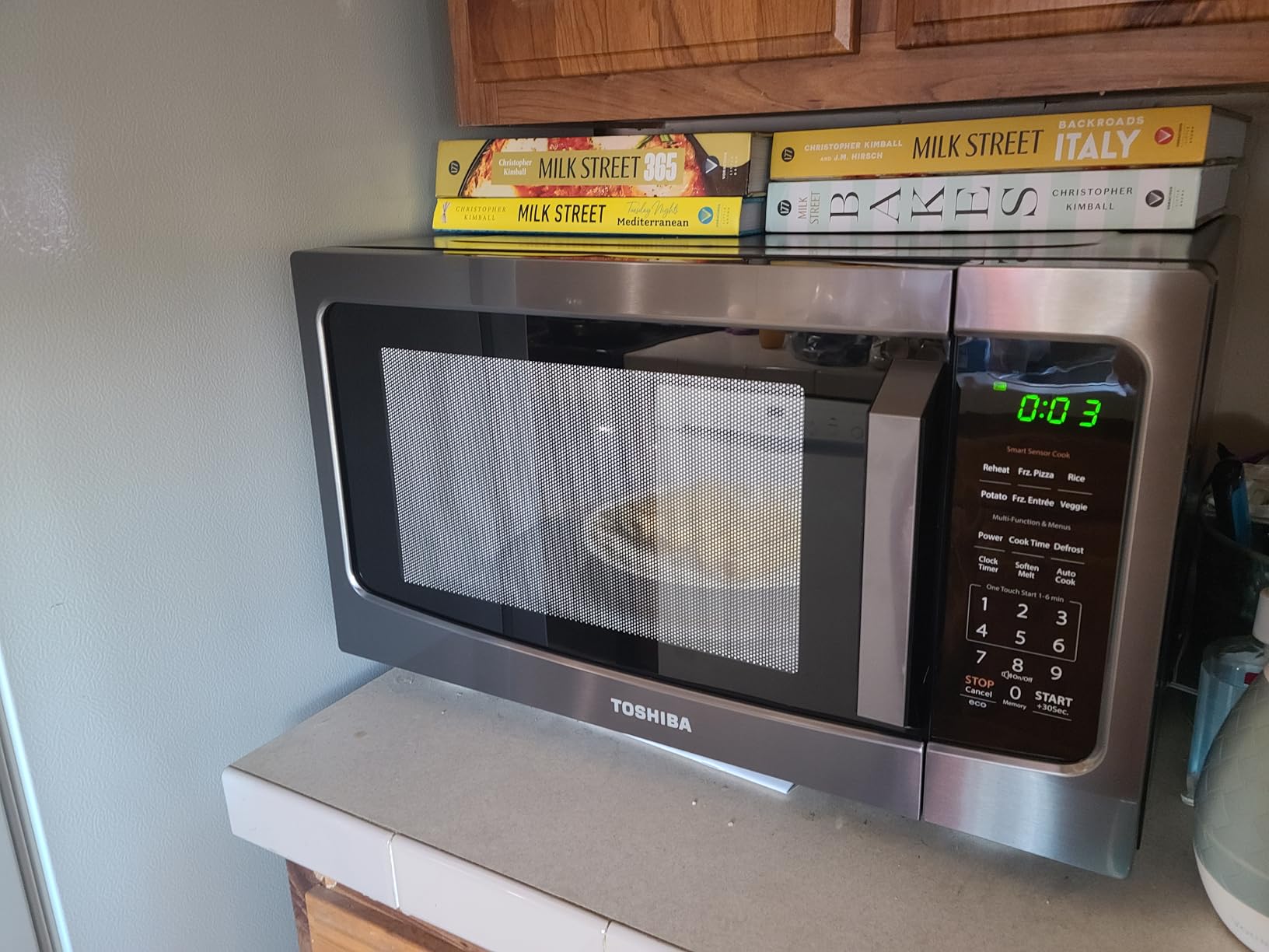 TOSHIBA Microwave Oven with Smart Sensor, 1.6 Cu.Ft, 1200W customer photo 1