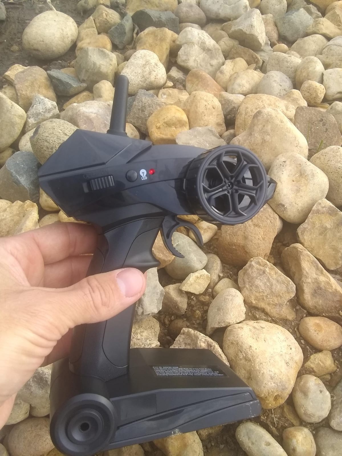 DEERC 14-Inch High Speed RC Boat, 20+ MPH, Auto Self-Righting, 2 Batteries customer photo 2
