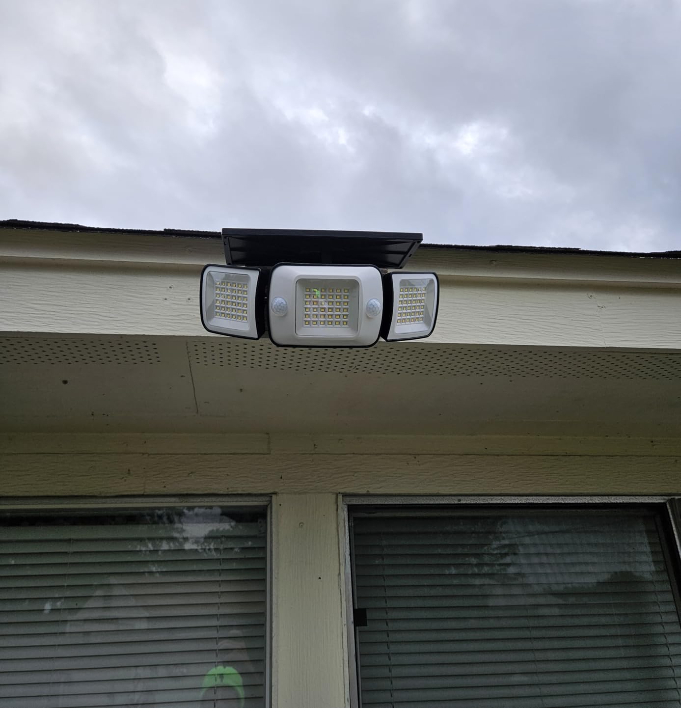 intelamp Solar Outdoor Lights, Motion Sensor with Dual Sensors Waterproof customer photo 1