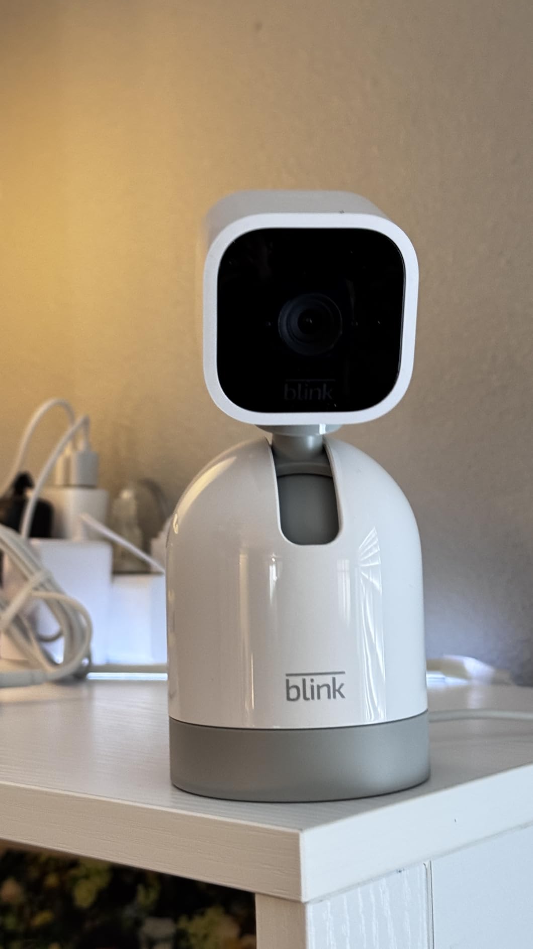 Blink Mini Pan-Tilt Camera (newest model), Rotating indoor plug-in smart security camera, two-way audio, HD video, motion detection, Works with Alexa (White) customer photo 2