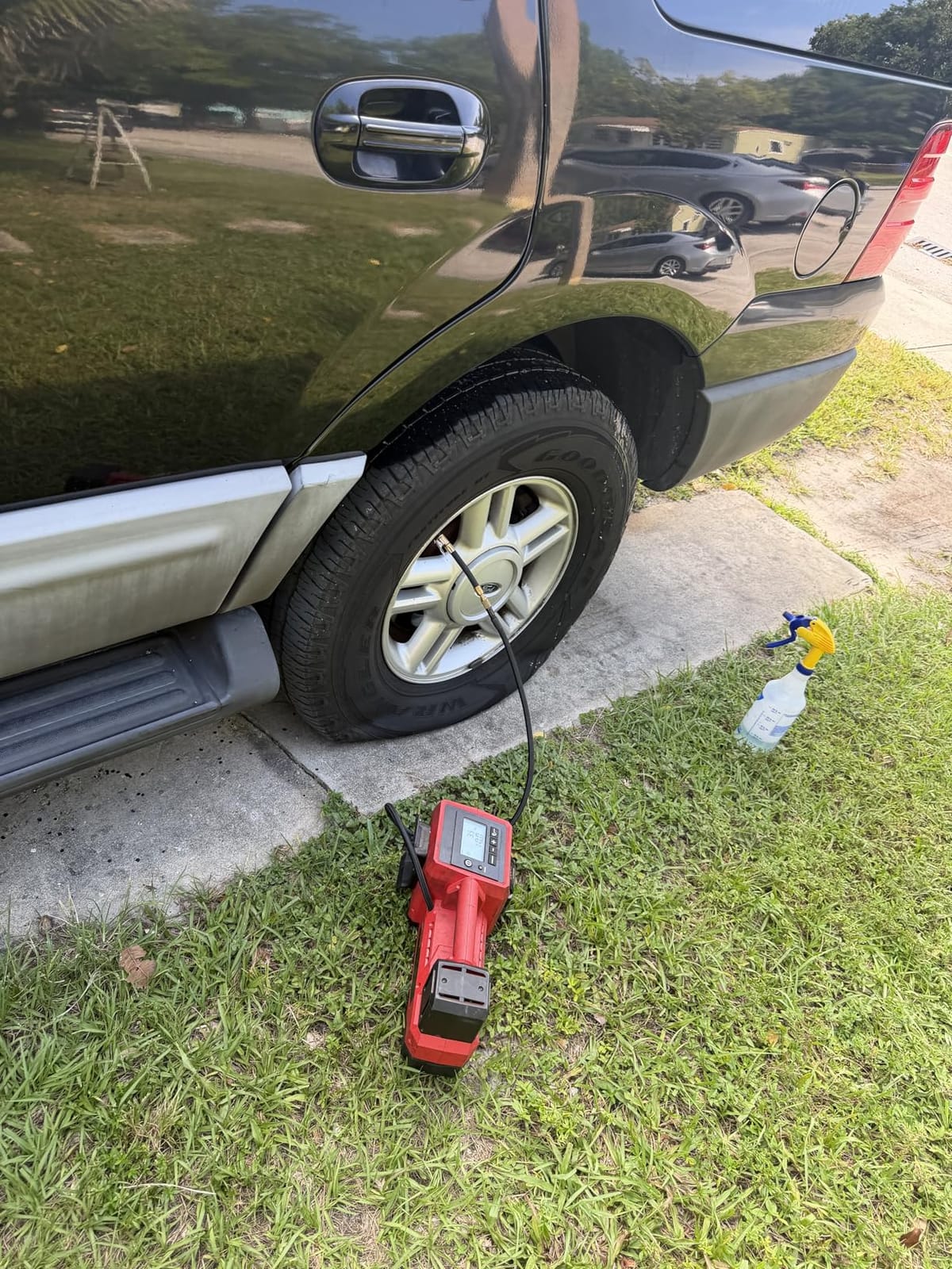 Milwaukee M18 Inflator 2848-20 customer photo 2