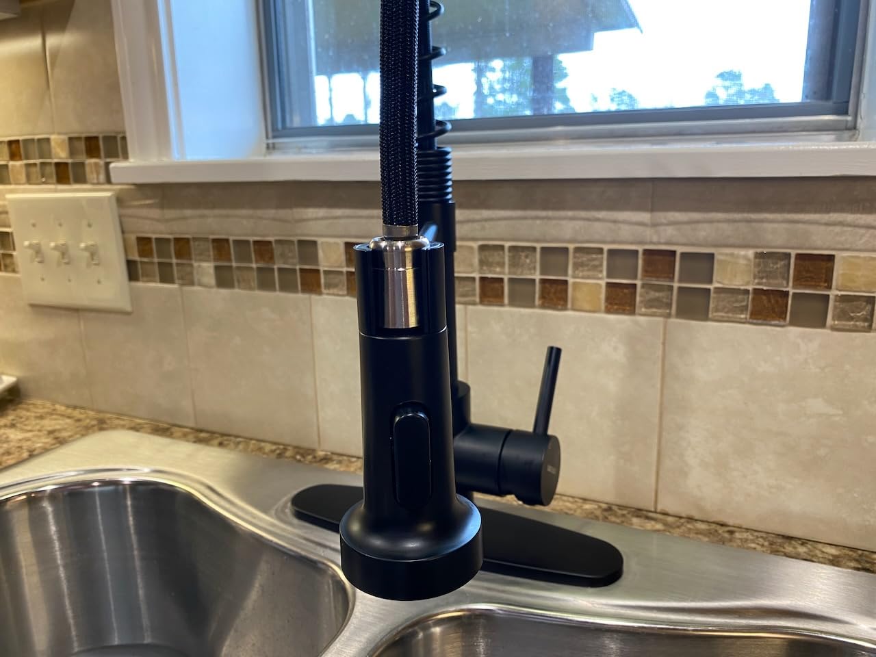 WEWE Touchless Kitchen Faucet, 2-Mode Sprayer, Matte Black, Pull-Down customer photo 1