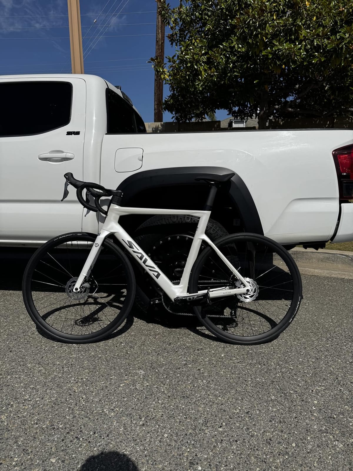 SAVADECK Carbon Disc Road Bike, Integrated Design Racing Bicycle Carbon Frame Carbon Fork with Shimano SORA R3000 Derailleur System 18 Speed Disc Brake Road Bike for Men or Women. customer photo 2