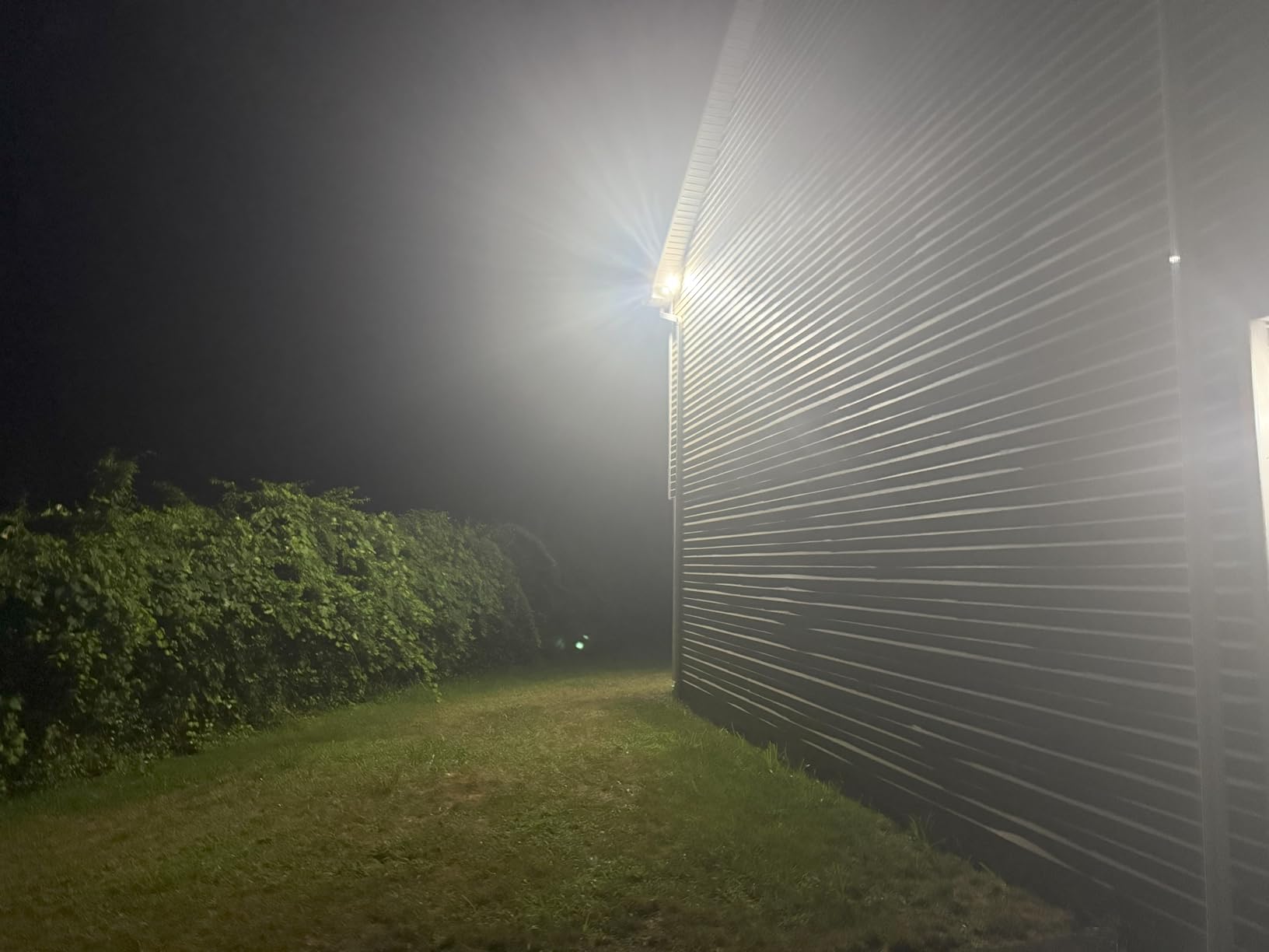 WYZE Floodlight Camera v2, 2K HD Outdoor Security Camera with 2800 Lumens customer photo 2