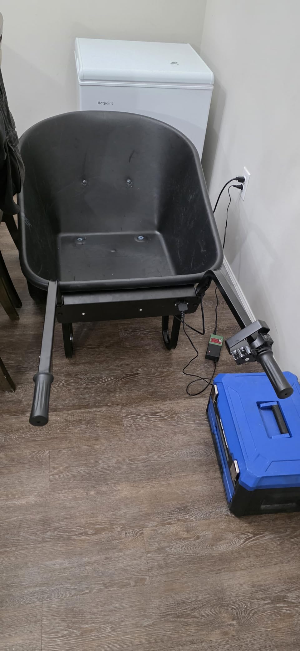 Electric Powered Wheelbarrow 350 LBS Capacity and 6 Cu FT Poly Tray 8 Hour Battery Life customer photo 2
