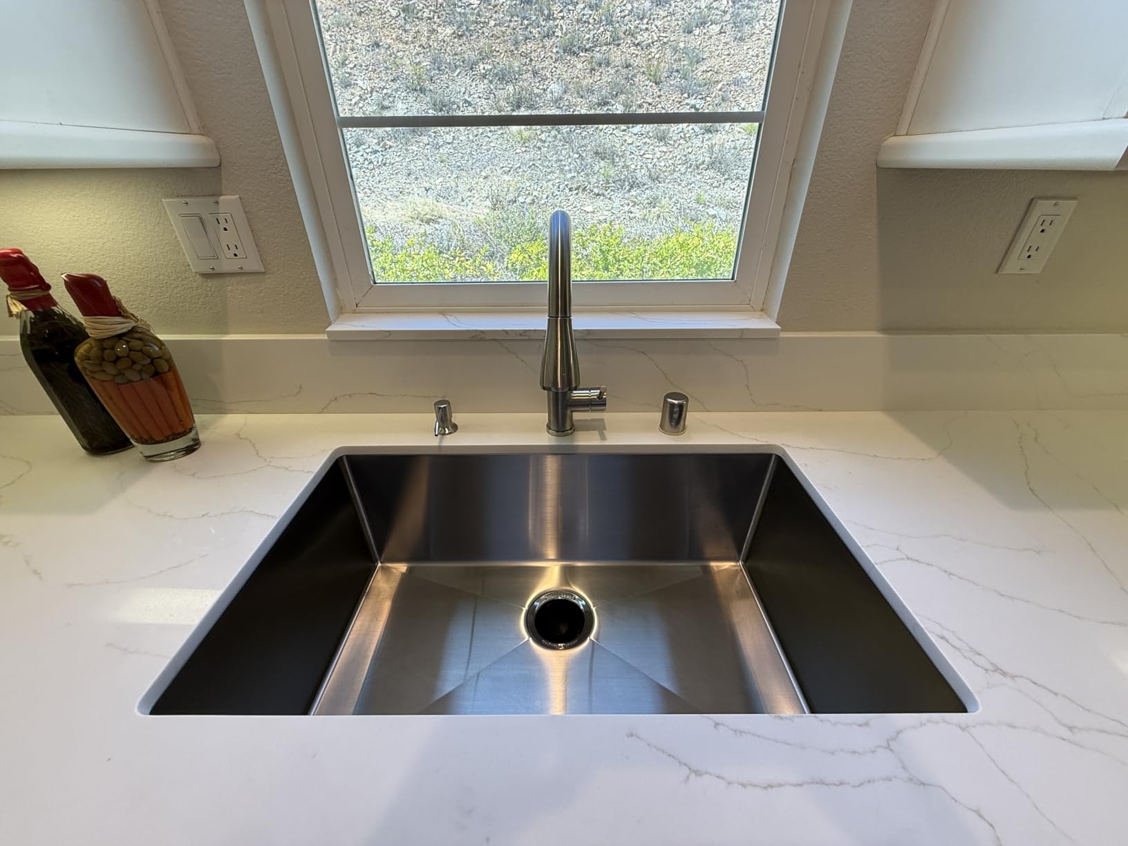 Hiqufet Touchless Kitchen Faucet, Pull Down Sprayer, Brushed Nickel customer photo 1